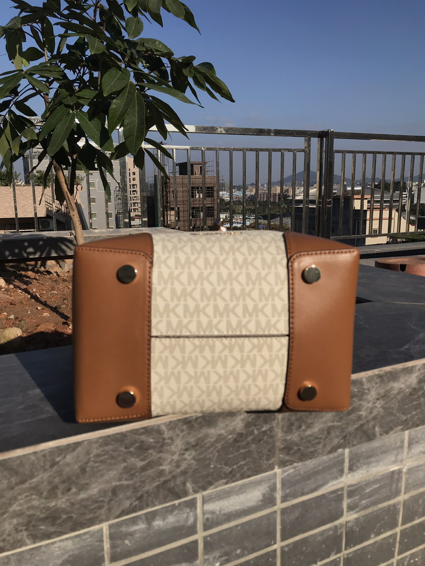 Michael Kors 白色拼棕色