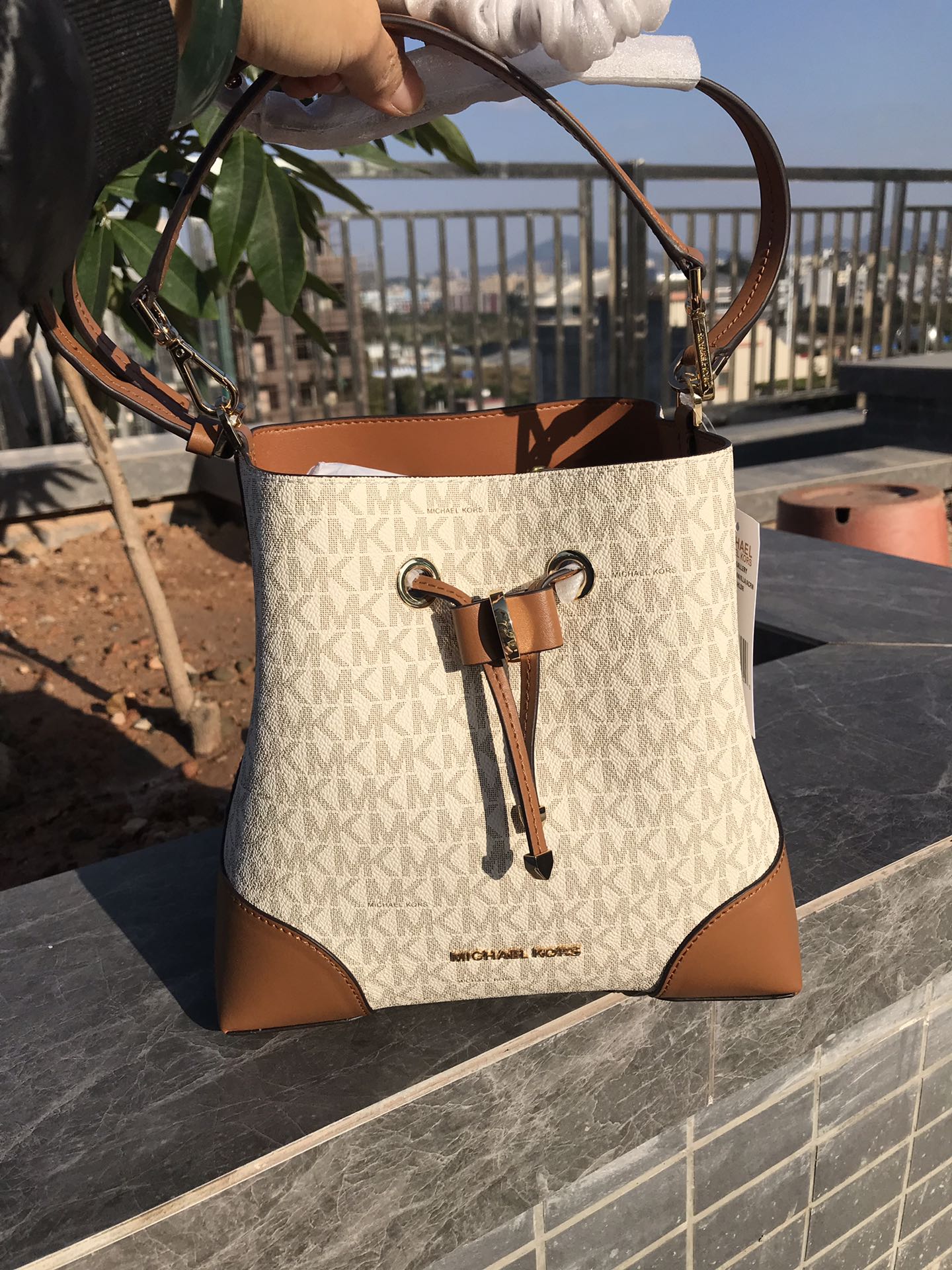 Michael Kors 白色拼棕色