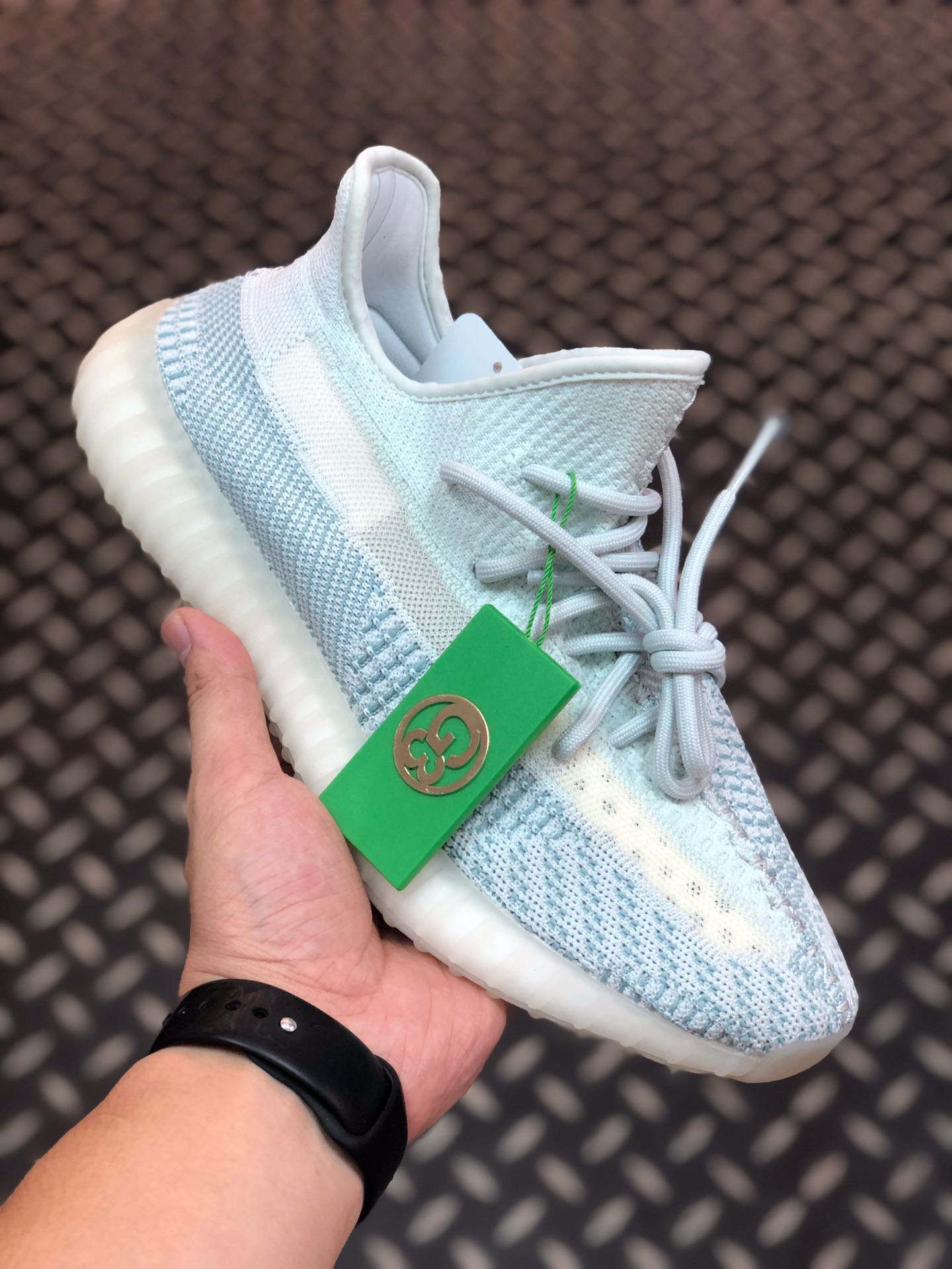 NO:620497,The high version [G3 version pure original terminal supply] The correct version, [YEEZY BOOST V2 'Cloud White'] ice blue uses mint blue as the base, showing a very simple and fresh temperament. The Primeknit material texture is quite layered, with side strips as the dividing line, and gradually becomes lighter at the collar. Size 36 36.5 37 38 38.5 39 40 40.5 41 42  42.5 43 44 44.5 45 46,19860909高版本【G3版纯原终端供应】正确版本,【 YEEZY BOOST V2 “Cloud White”】冰蓝以薄荷蓝色调为基底,呈现出非常简洁清新的气质.Primeknit 材质纹路颇具层次感,以侧透条为分界,在鞋领位置逐步变浅 尺码36 36.5 37 38 38.5 39 40 40.5 41 42 42.5 43 44 44.5 45 46,,Men's shoes