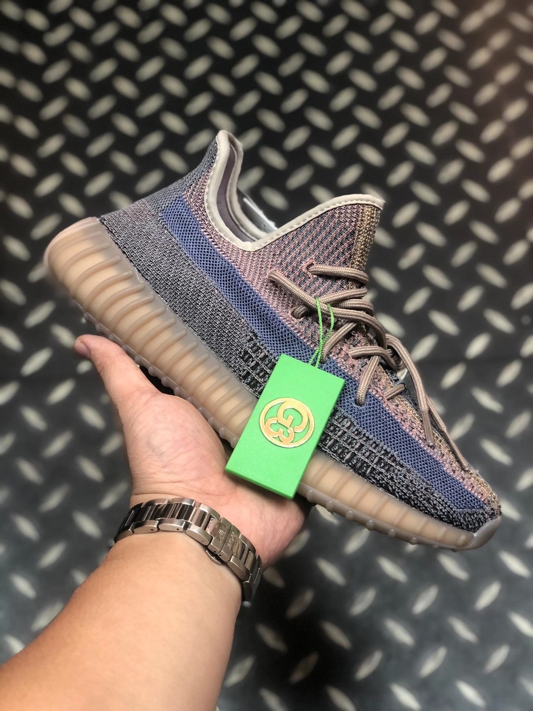 NO:620619,High version [G3 pure original terminal supply] code number denim blue side see-through Yeezy V2 new physical exposure! Rumored to be released in autumn! Although Yeezy Boost  The popularity of V2 is much lower than in previous years, but it is still a fashion tool for many fashionable people. Recently, a new color matching, Yecher has been released. The earthy brown woven upper combines different textures of woven materials into one, adding a sense of layering. The dark blue stripes on the side of the shoe body are extremely eye-catching, forming a strong visual impact with the upper. The whole pair of shoes looks simple and capable. It will be officially launched this fall. adidas Yeezy Boost V2 'Yecher' Release Date: Autumn Size 36  36.5 37 38 38.5 39 40 40.5 41 42 42.5 43 44 44.5 45 46 including half size 47, 48 next day, adidas19860909高版本【G3纯原终端供应】码数牛仔蓝侧透Yeezy V2全新实物曝光!传闻秋季发售! 虽然Yeezy Boost V2人气比前几年低了不少,但依旧是许多潮人的穿搭利器.近日-款全新配色,Yecher释出,土褐色调编织鞋面将不同纹理的编织材质合而为一,增加层次感.鞋身侧面的深蓝色条纹极其醒目,与鞋面形成强烈的视觉冲击感.整双鞋显得简洁干练.将于今年秋季正式登场. adidas Yeezy Boost V2“Yecher” 发售日期: 秋季 码数36 36.5 37 38 38.5 39 40 40.5 41 42 42.5 43 44 44.5 45 46含半码47、48隔天,,adidas,Men's shoes