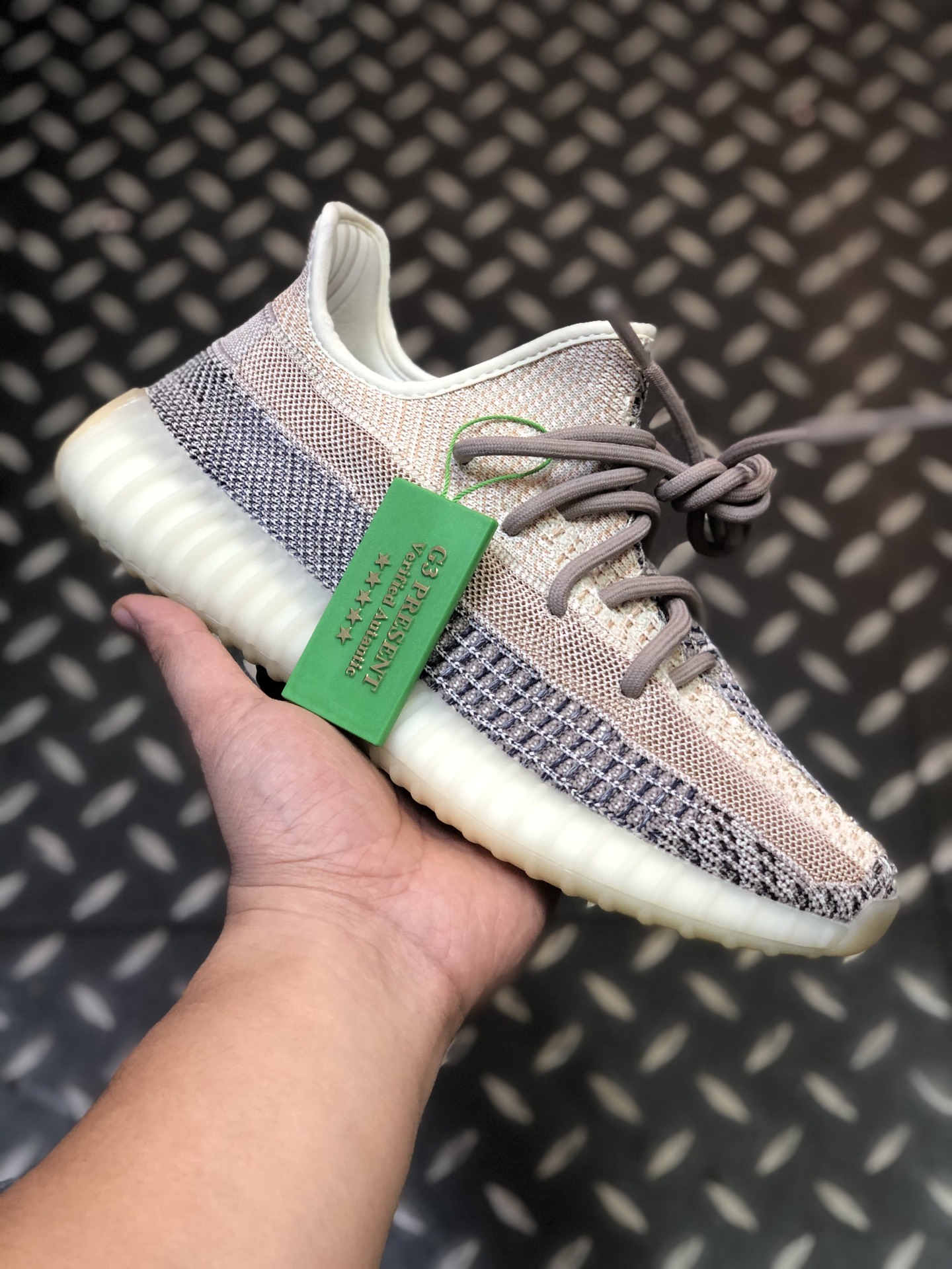 NO:620624,High version [G3 pure original terminal supply] new color gray pearl!  The upper is made of black, white and cream, and a tan color belt is worn on the midfoot to form a strong visual impact with the upper. The whole pair of shoes looks simple and capable. adidas Yeezy Boost V2 'Yecher' size 36 36.5 37 38 38.5 39 40 40.5 41 42 42.5 43 44 44.5 45  46 including half size 47, 48 next day, adidas19860909高版本【G3纯原终端供应】款全新配色灰珍珠！鞋面采用黑色,白色和奶油色,并在中足部分穿有棕褐色的色带与鞋面形成强烈的视觉冲击感.整双鞋显得简洁干练. adidas Yeezy Boost V2“Yecher” 码数36 36.5 37 38 38.5 39 40 40.5 41 42 42.5 43 44 44.5 45 46含半码47、48隔天,,adidas,Men's shoes