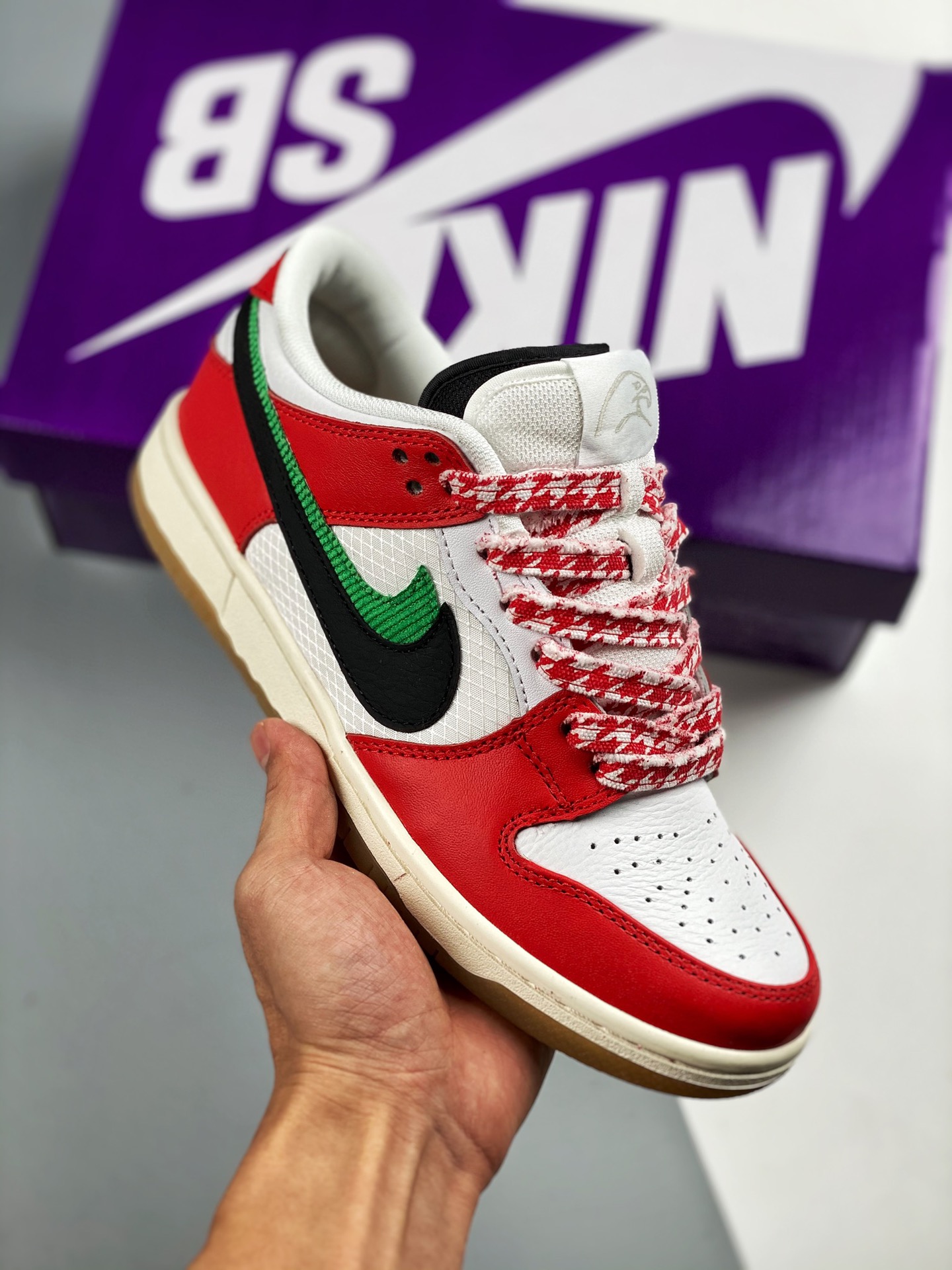 Frame Skate x SB Dunk Low "Habibi" serie de doble gancho, blanco y rojo, con negro, blanco y rojo como colores principa…