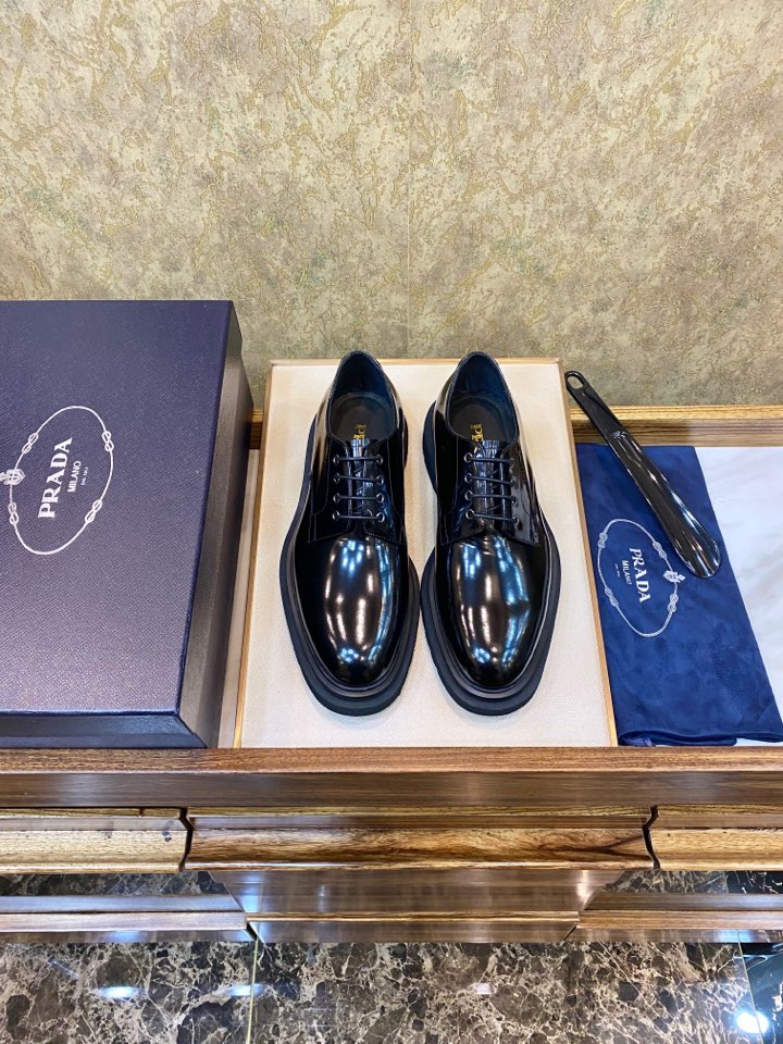 NO:279685,New!  Parda's latest counter love, super lightweight outsole, highest version batch, this year's counter latest Prada, high-end men's thick-soled lace-up derby shoes!  The sole uses imported high-density elastic foamed sole, but the highlight is that the cost is not something that a small factory can control. You can imagine the lightness of this shoe, which is very light and comfortable to wear. Classic Brock carving technology, imported cowhide, purchased the original version with 1:1 accurate reproduction, the small square head design is full of modernity, versatile and fashionable urban handsome men!  38/45, prada,cowhide19860909New！Parda 最新 专柜大爱 超轻盈大底 最高版本批 今年专柜最新普拉达 高端男士厚底系带德比鞋！ 鞋底采用进口高密度弹力发泡大底 可是亮点 成本不是小厂可以驾驭的,可想而知这鞋的轻盈度,非常轻盈上脚特别舒服 经典布洛克雕花工艺,进口牛皮制作,购入原版1:1精准复刻,小方头设计摩登感十足,百搭时尚都市型男！38/45,,prada,cowhide,Men's shoes