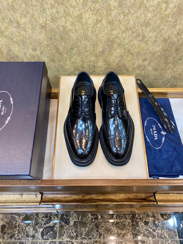 NO:277310,New!  Parda's latest counter love, super lightweight outsole, highest version batch, this year's counter latest Prada, high-end men's thick-soled lace-up derby shoes!  The sole uses imported high-density elastic foamed sole, but the highlight is that the cost is not something that a small factory can control. You can imagine the lightness of this shoe, which is very light and comfortable to wear. Classic Brock carving technology, imported cowhide, purchased the original version with 1:1 accurate reproduction, the small square head design is full of modernity, versatile and fashionable urban handsome men!  38/45, prada,cowhide19860909New！Parda 最新 专柜大爱 超轻盈大底 最高版本批 今年专柜最新普拉达 高端男士厚底系带德比鞋！ 鞋底采用进口高密度弹力发泡大底 可是亮点 成本不是小厂可以驾驭的,可想而知这鞋的轻盈度,非常轻盈上脚特别舒服 经典布洛克雕花工艺,进口牛皮制作,购入原版1:1精准复刻,小方头设计摩登感十足,百搭时尚都市型男！38/45,,prada,cowhide,Men's shoes