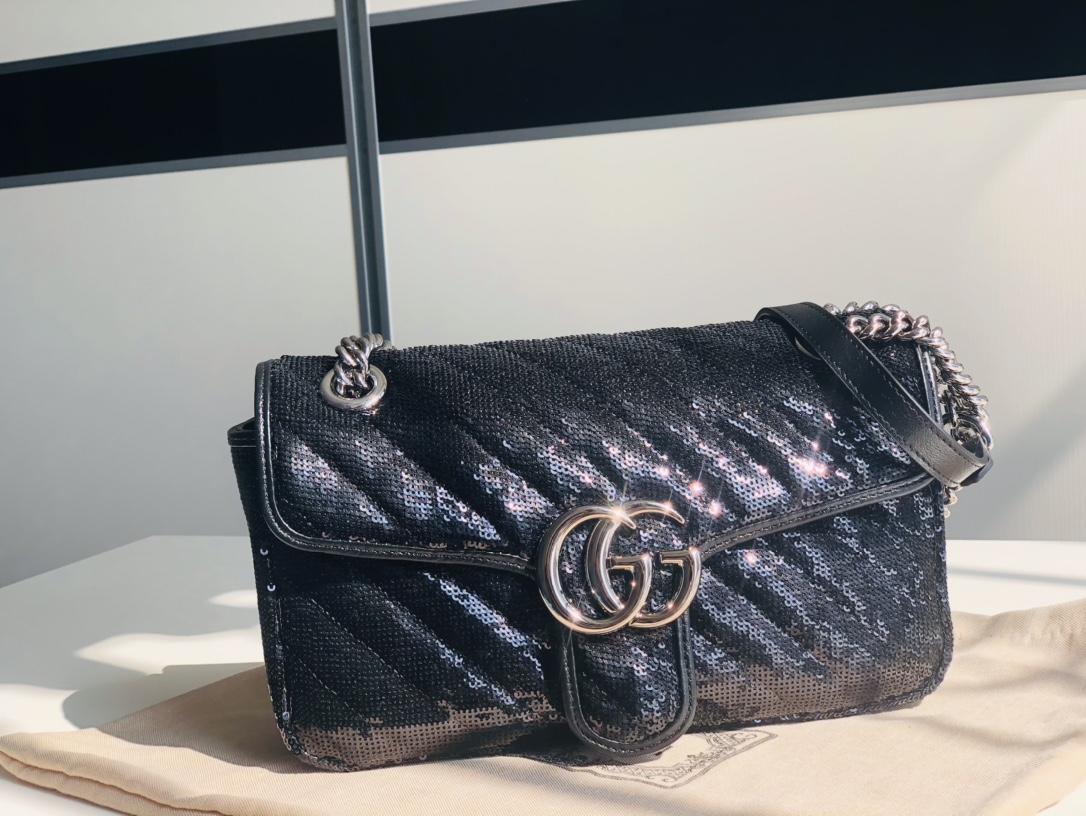 Gucci Sequin & Mormont sparkles with classic elegance and retro. Each sequin is sewn on the bag, just like you are walking to Kapalua Beach in Ha