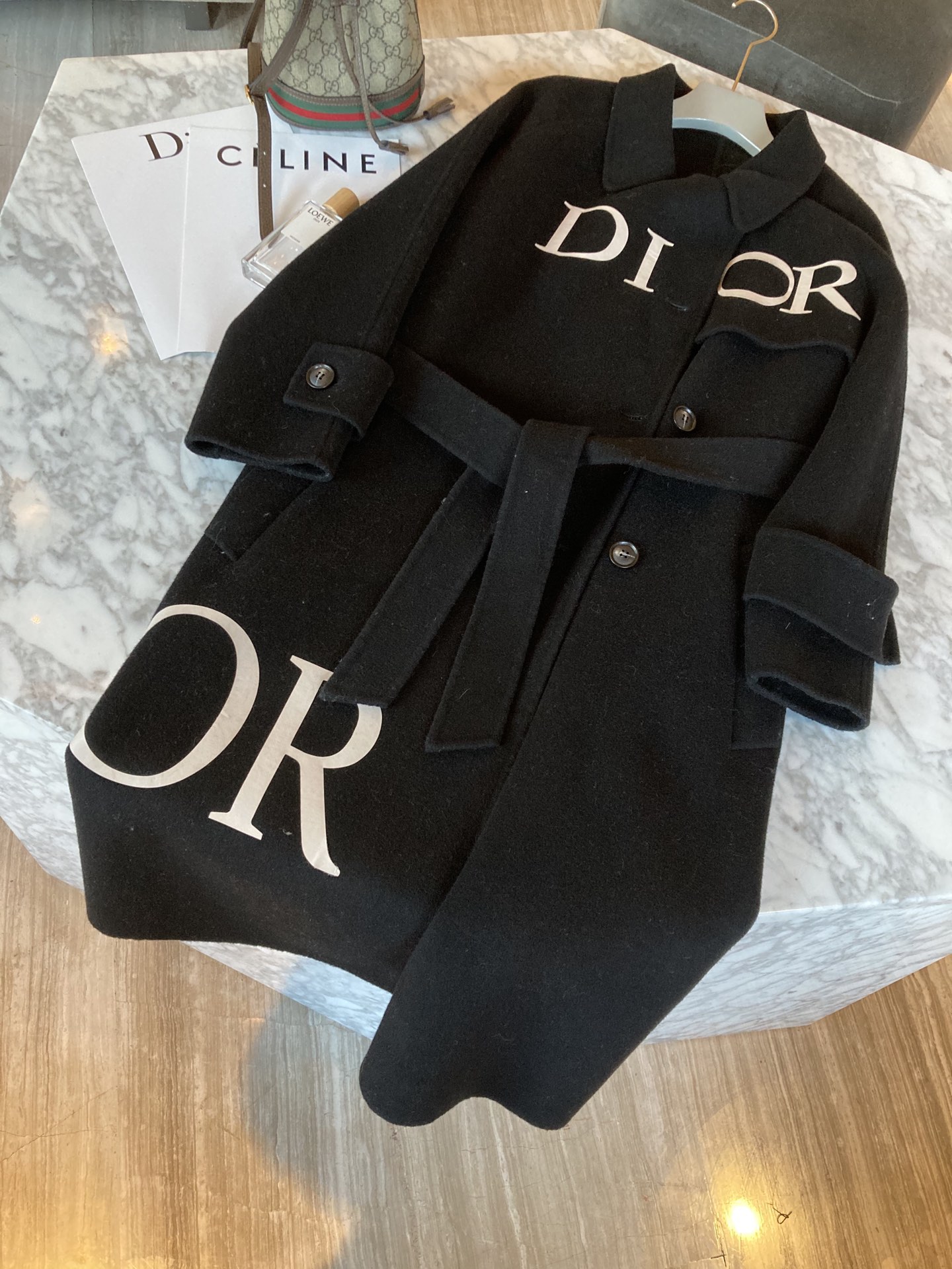 NO:638318,Christia*Dio* Dior big-name cashmere windbreaker coat, 23 new autumn and winter styles at the counter, unparalleled quality and texture, simple big logo letters, low-key yet tasteful, a quality coat that must be purchased during the Chinese New Year, sm two sizes, s bust 102, length 108, bonus flash sale, special price, no return, no exchange, no free shipping, dior, dior, alexander wang19860909Christia*Dio*迪奥大牌羊绒风衣款大衣 专柜23秋冬新款 无与伦比的品质质感 简约大Logo 字母 低调又不失品味 过年必入的一款品质大衣 sm两码 s胸围102 衣长108 福利秒杀,特价 不退不换不包邮,dior,dior,alexander wang,Women's clothing