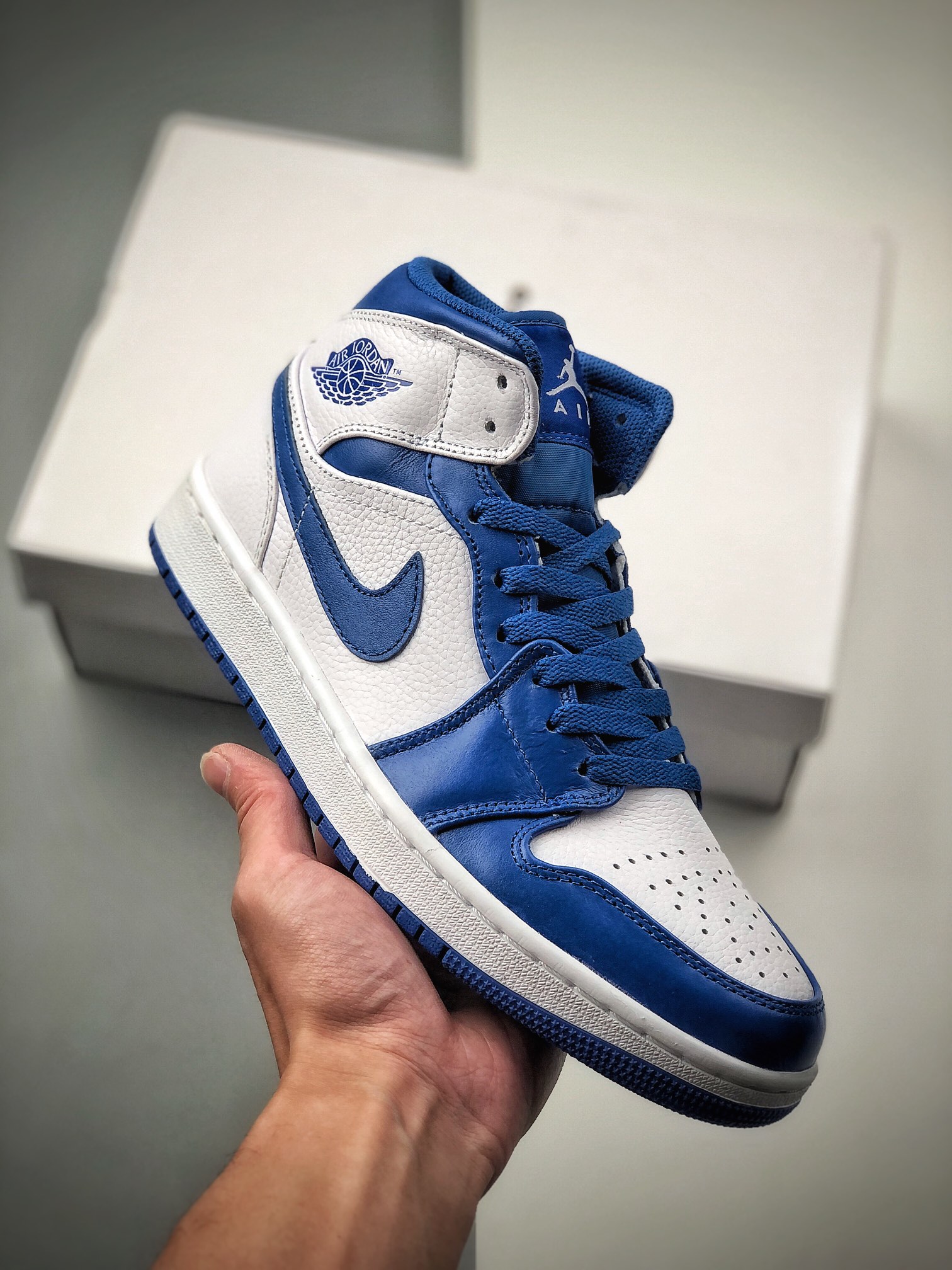 Jordan Air Jordan 1 Mid "Hyper Royal" blanco y azul claro, el cuerpo del zapato usa principalmente blanco y azul, hecho…