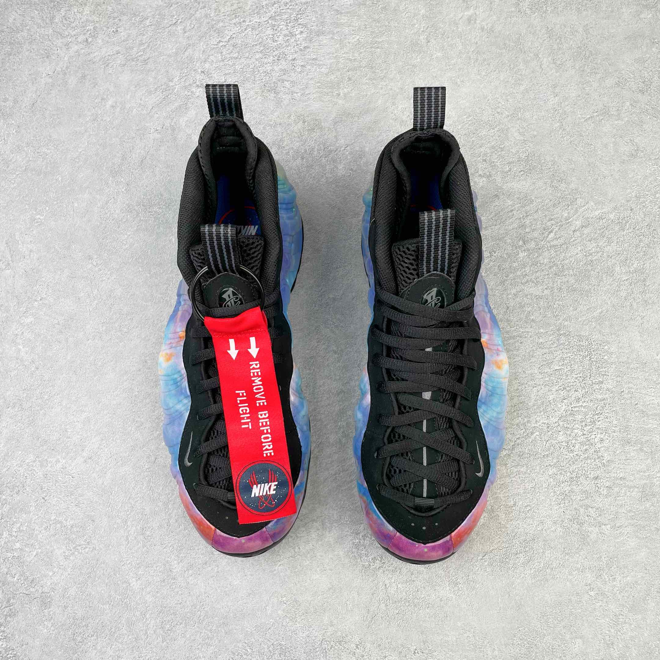 图片[2]-💰510 NK Air Foamposite One 星空喷 莞产原底面 公司渠道同模具 鞋型发泡360度无死角 双层Zoom气垫植入 中底完美注胶 搭载原厂碳纤维材质 诞生于1997年的NK Air Foamposite系列可以说是整个球鞋历史上最为经典的系列之一 也就是我们常说的“喷”和“泡” 其中“喷”由Foamposite One代言人Penny的英文音译而来 而“泡”则来源于另一款鞋型 Foamposite Pro中\”pro\”的音译 在诞生初期 由于高昂的造价以及超前的外形 Foamposite系列的反对者不在少数 甚至有人认为这款鞋会毁掉整个球鞋行业 但事实证明这双灵感来自于甲虫 自带“黑科技”鞋面以及双层Zoom+大块碳板的太空球鞋不仅受到了大众的接受与追捧 并且成功的影响了篮球鞋的发展 SIZE：38.5 39 40 40.5 41 42 42.5 43 44 44.5 45 46 编码：by5936080-运动鞋