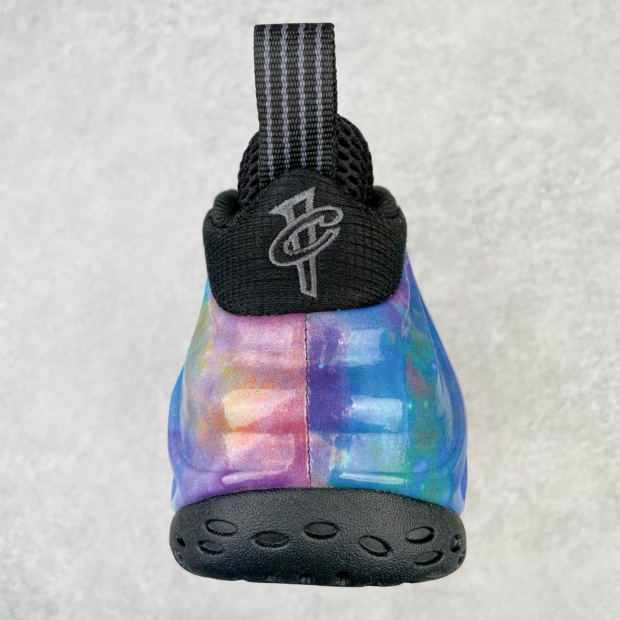 图片[8]-💰510 NK Air Foamposite One 星空喷 莞产原底面 公司渠道同模具 鞋型发泡360度无死角 双层Zoom气垫植入 中底完美注胶 搭载原厂碳纤维材质 诞生于1997年的NK Air Foamposite系列可以说是整个球鞋历史上最为经典的系列之一 也就是我们常说的“喷”和“泡” 其中“喷”由Foamposite One代言人Penny的英文音译而来 而“泡”则来源于另一款鞋型 Foamposite Pro中\”pro\”的音译 在诞生初期 由于高昂的造价以及超前的外形 Foamposite系列的反对者不在少数 甚至有人认为这款鞋会毁掉整个球鞋行业 但事实证明这双灵感来自于甲虫 自带“黑科技”鞋面以及双层Zoom+大块碳板的太空球鞋不仅受到了大众的接受与追捧 并且成功的影响了篮球鞋的发展 SIZE：38.5 39 40 40.5 41 42 42.5 43 44 44.5 45 46 编码：by5936080-运动鞋