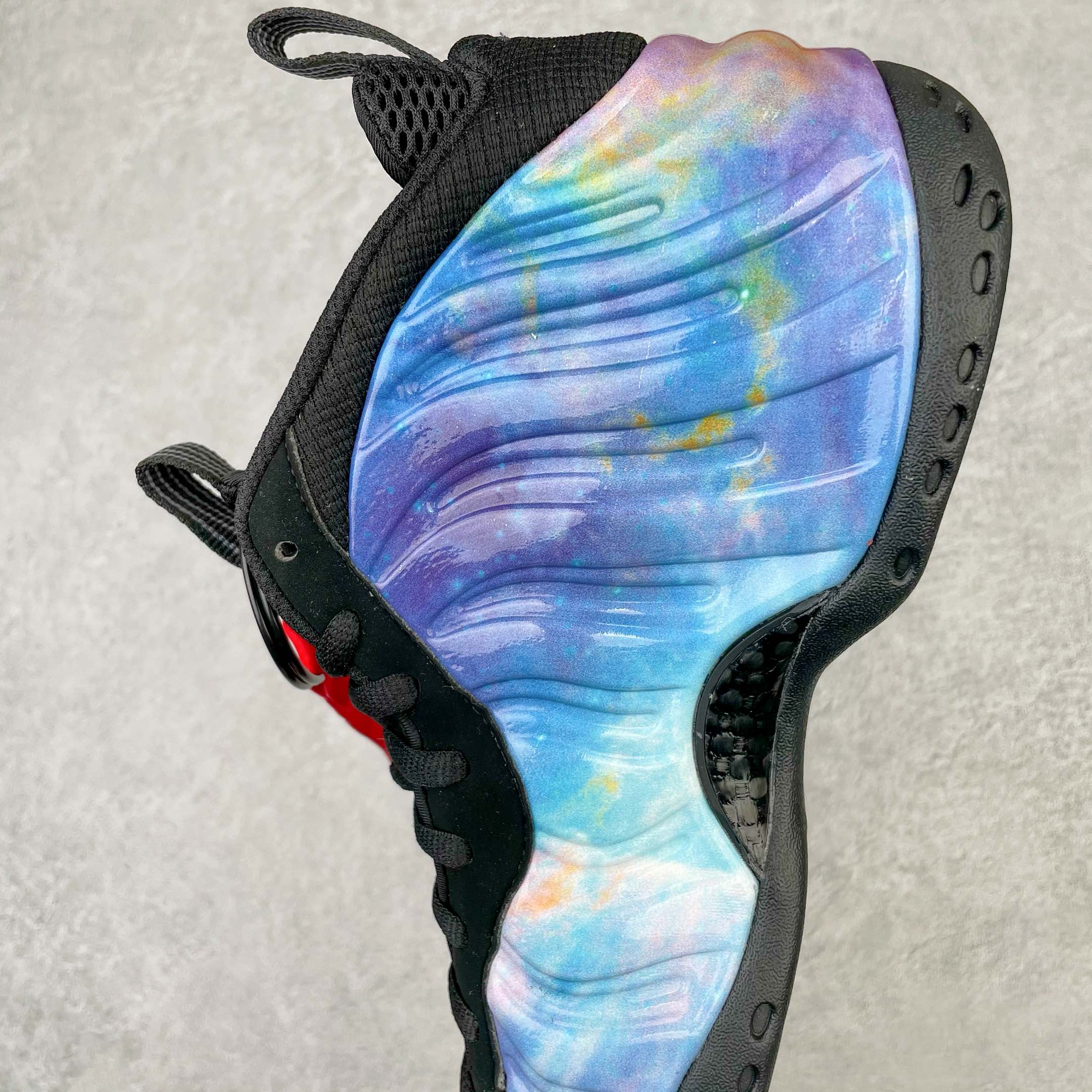 图片[7]-💰510 NK Air Foamposite One 星空喷 莞产原底面 公司渠道同模具 鞋型发泡360度无死角 双层Zoom气垫植入 中底完美注胶 搭载原厂碳纤维材质 诞生于1997年的NK Air Foamposite系列可以说是整个球鞋历史上最为经典的系列之一 也就是我们常说的“喷”和“泡” 其中“喷”由Foamposite One代言人Penny的英文音译而来 而“泡”则来源于另一款鞋型 Foamposite Pro中\”pro\”的音译 在诞生初期 由于高昂的造价以及超前的外形 Foamposite系列的反对者不在少数 甚至有人认为这款鞋会毁掉整个球鞋行业 但事实证明这双灵感来自于甲虫 自带“黑科技”鞋面以及双层Zoom+大块碳板的太空球鞋不仅受到了大众的接受与追捧 并且成功的影响了篮球鞋的发展 SIZE：38.5 39 40 40.5 41 42 42.5 43 44 44.5 45 46 编码：by5936080-运动鞋