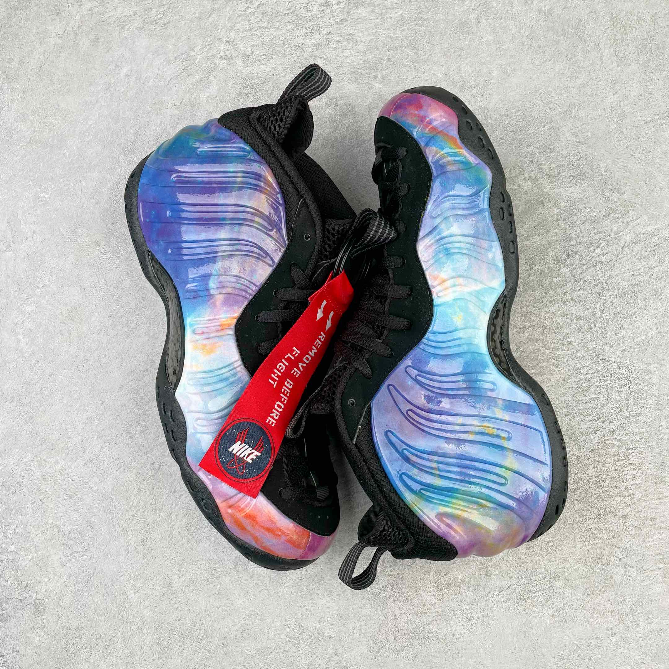 图片[3]-💰510 NK Air Foamposite One 星空喷 莞产原底面 公司渠道同模具 鞋型发泡360度无死角 双层Zoom气垫植入 中底完美注胶 搭载原厂碳纤维材质 诞生于1997年的NK Air Foamposite系列可以说是整个球鞋历史上最为经典的系列之一 也就是我们常说的“喷”和“泡” 其中“喷”由Foamposite One代言人Penny的英文音译而来 而“泡”则来源于另一款鞋型 Foamposite Pro中\”pro\”的音译 在诞生初期 由于高昂的造价以及超前的外形 Foamposite系列的反对者不在少数 甚至有人认为这款鞋会毁掉整个球鞋行业 但事实证明这双灵感来自于甲虫 自带“黑科技”鞋面以及双层Zoom+大块碳板的太空球鞋不仅受到了大众的接受与追捧 并且成功的影响了篮球鞋的发展 SIZE：38.5 39 40 40.5 41 42 42.5 43 44 44.5 45 46 编码：by5936080-运动鞋