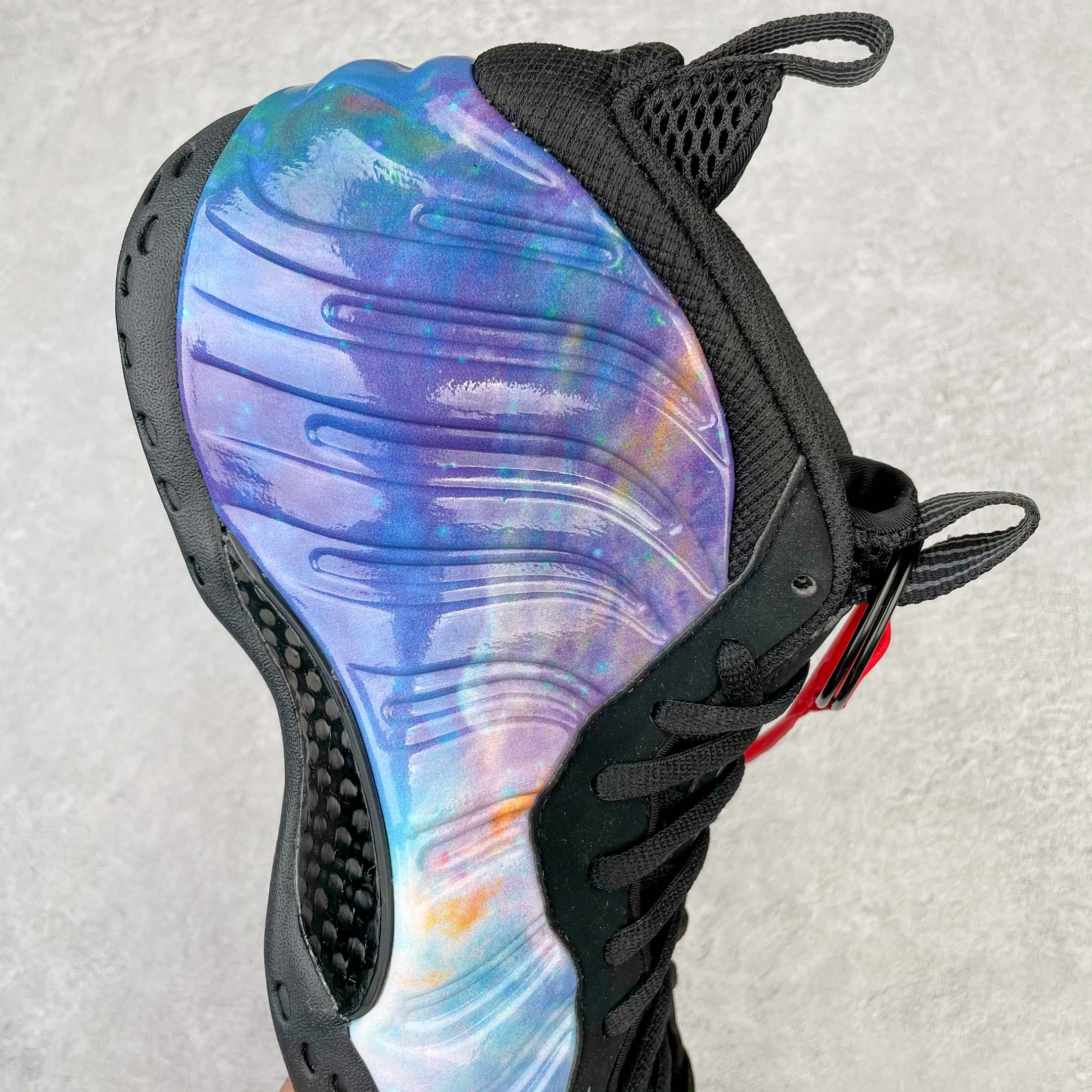 图片[6]-💰510 NK Air Foamposite One 星空喷 莞产原底面 公司渠道同模具 鞋型发泡360度无死角 双层Zoom气垫植入 中底完美注胶 搭载原厂碳纤维材质 诞生于1997年的NK Air Foamposite系列可以说是整个球鞋历史上最为经典的系列之一 也就是我们常说的“喷”和“泡” 其中“喷”由Foamposite One代言人Penny的英文音译而来 而“泡”则来源于另一款鞋型 Foamposite Pro中\”pro\”的音译 在诞生初期 由于高昂的造价以及超前的外形 Foamposite系列的反对者不在少数 甚至有人认为这款鞋会毁掉整个球鞋行业 但事实证明这双灵感来自于甲虫 自带“黑科技”鞋面以及双层Zoom+大块碳板的太空球鞋不仅受到了大众的接受与追捧 并且成功的影响了篮球鞋的发展 SIZE：38.5 39 40 40.5 41 42 42.5 43 44 44.5 45 46 编码：by5936080-运动鞋