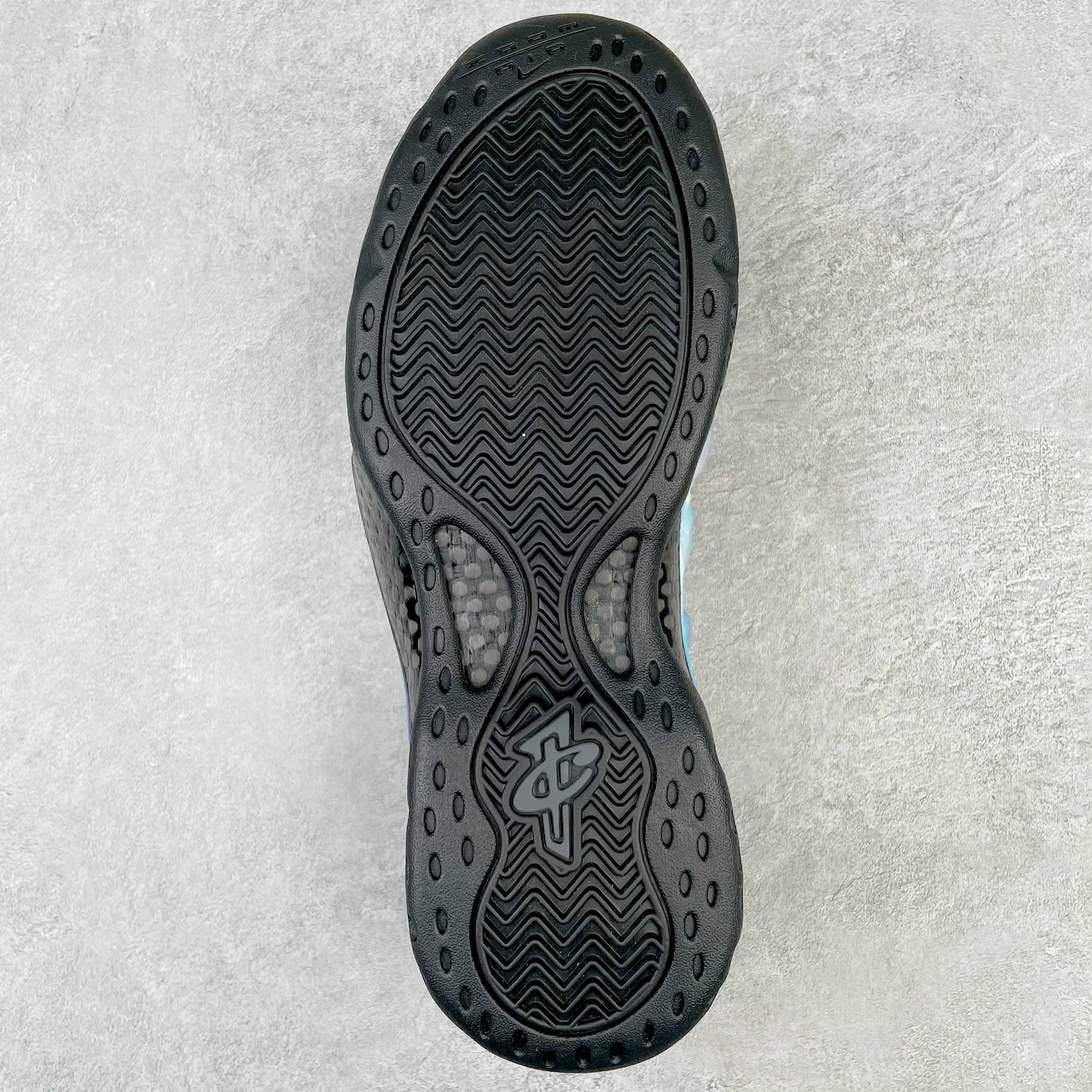 图片[9]-💰510 NK Air Foamposite One 星空喷 莞产原底面 公司渠道同模具 鞋型发泡360度无死角 双层Zoom气垫植入 中底完美注胶 搭载原厂碳纤维材质 诞生于1997年的NK Air Foamposite系列可以说是整个球鞋历史上最为经典的系列之一 也就是我们常说的“喷”和“泡” 其中“喷”由Foamposite One代言人Penny的英文音译而来 而“泡”则来源于另一款鞋型 Foamposite Pro中\”pro\”的音译 在诞生初期 由于高昂的造价以及超前的外形 Foamposite系列的反对者不在少数 甚至有人认为这款鞋会毁掉整个球鞋行业 但事实证明这双灵感来自于甲虫 自带“黑科技”鞋面以及双层Zoom+大块碳板的太空球鞋不仅受到了大众的接受与追捧 并且成功的影响了篮球鞋的发展 SIZE：38.5 39 40 40.5 41 42 42.5 43 44 44.5 45 46 编码：by5936080-运动鞋