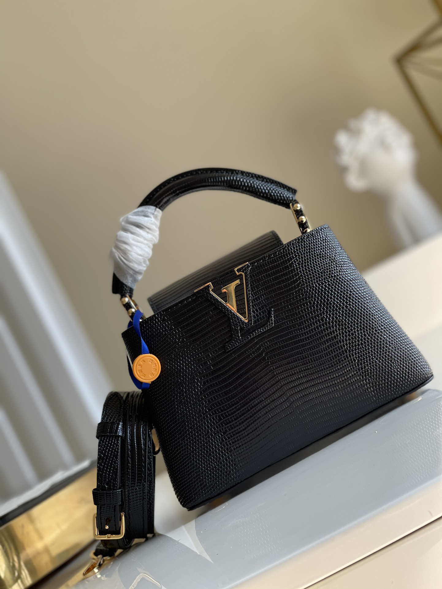 NO:396561,[Exclusive real photo N98093/M48865mini] New lizard pattern Capucines Mini handbag exquisitely combines graceful lizard skin outer layer, delicate sheepskin lining and shiny metal parts iconic flip to achieve two styles: Inside reading LV logo external bloom Monogram flowers light up the spotlight for evening occasions Size: 21*14*8cm N.1050, LV [original leather], louis vuitton, sheepskin19860909【独家实拍N98093/M48865mini】新品蜥蜴纹Capucines Mini手袋精巧融合雍容蜥蜴皮外层、细腻绵羊皮内衬和莹泽金属件标志性翻盖成就两式风尚:内收读取lv标识外置绽放Monogram花卉为晚间场合点亮瞩目一隅Size:21*14*8cm N.1050,LV【原厂皮】,louis vuitton,sheepskin,Bag