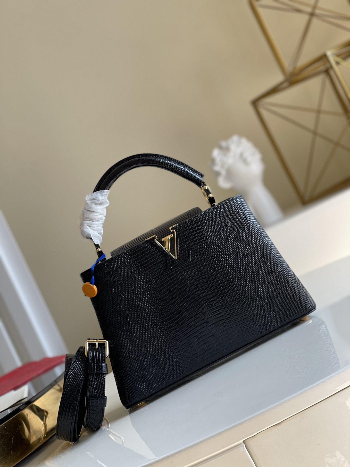 NO:396558,【Exclusive real photo N98093/M48865】 New Lizard Himalayan CapucinesBB Handbag exquisitely combines graceful lizard pattern outer layer, delicate sheepskin lining and shiny metal parts to achieve two styles: Inside reading LV logo external bloom Monogram flowers light up the spotlight for evening occasions Size: 27*18*9cm N.1150,LV [original leather],louis vuitton,sheepskin19860909【独家实拍N98093/M48865】 新品蜥蜴喜马拉雅CapucinesBB 手袋精巧融合雍容蜥蜴纹外层、细腻绵羊皮内衬和莹泽金属件标志性翻盖成就两式风尚:内收读取lv标识外置绽放Monogram花卉为晚间场合点亮瞩目一隅Size:27*18*9cm N.1150,LV【原厂皮】,louis vuitton,sheepskin,Bag