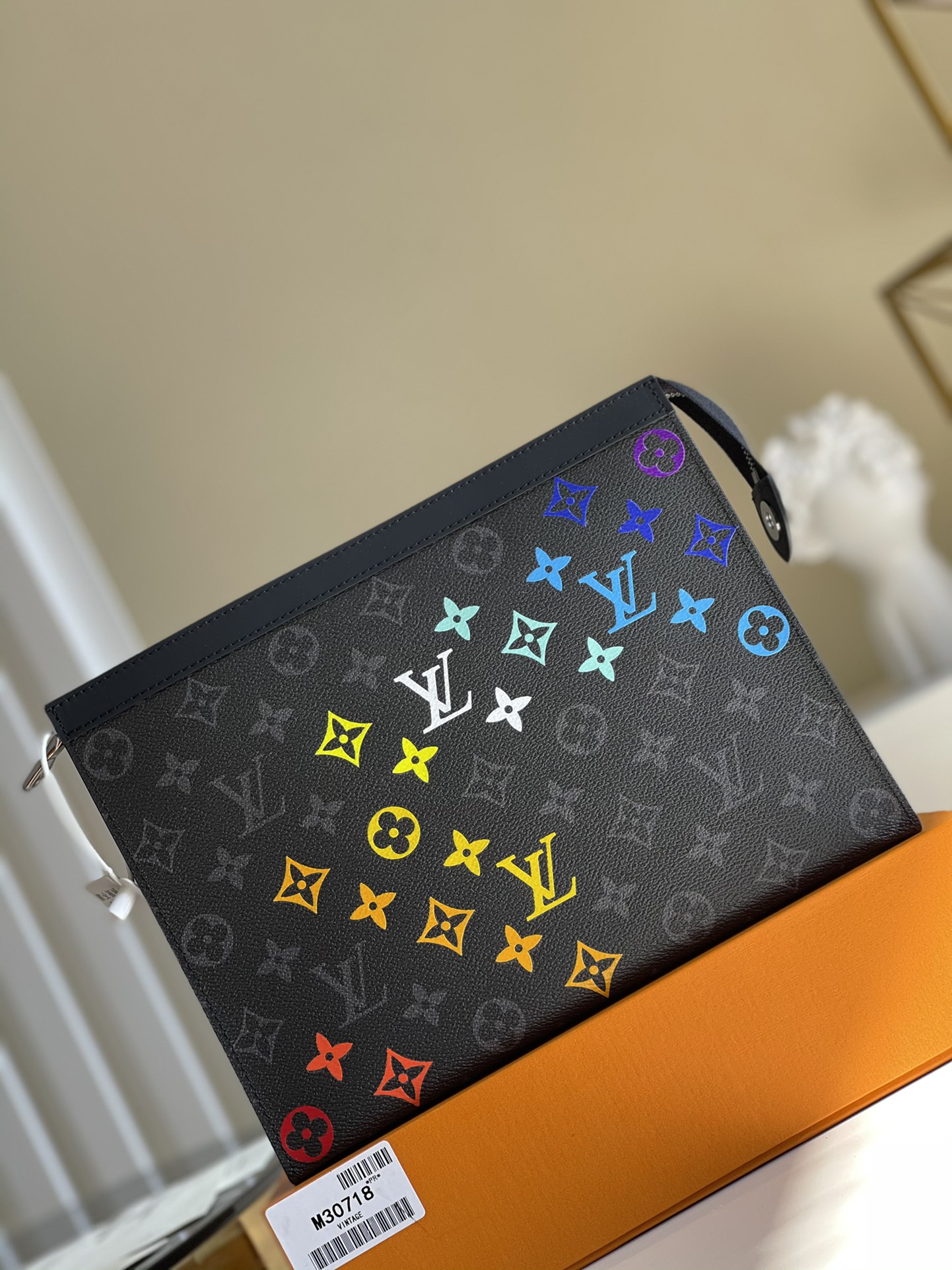 NO:396546,【Exclusive real photo M61692】POCHETTE VOYAGE medium-sized handbag made of new iconic black and gray Monogram Eclipse canvas This new Pochette Voyage medium-sized handbag can easily store personal items size27x21x6cm l.,LV【original leather】,louis vuitton19860909【独家实拍M61692】POCHETTE VOYAGE 中号手包 由全新标志性黑灰 Monogram Eclipse 帆布裁制而成 此款风格硬朗的全新 Pochette Voyage 中号手袋可轻松收纳个人物品 size27x21x6cm l.,LV【原厂皮】,louis vuitton,Bag