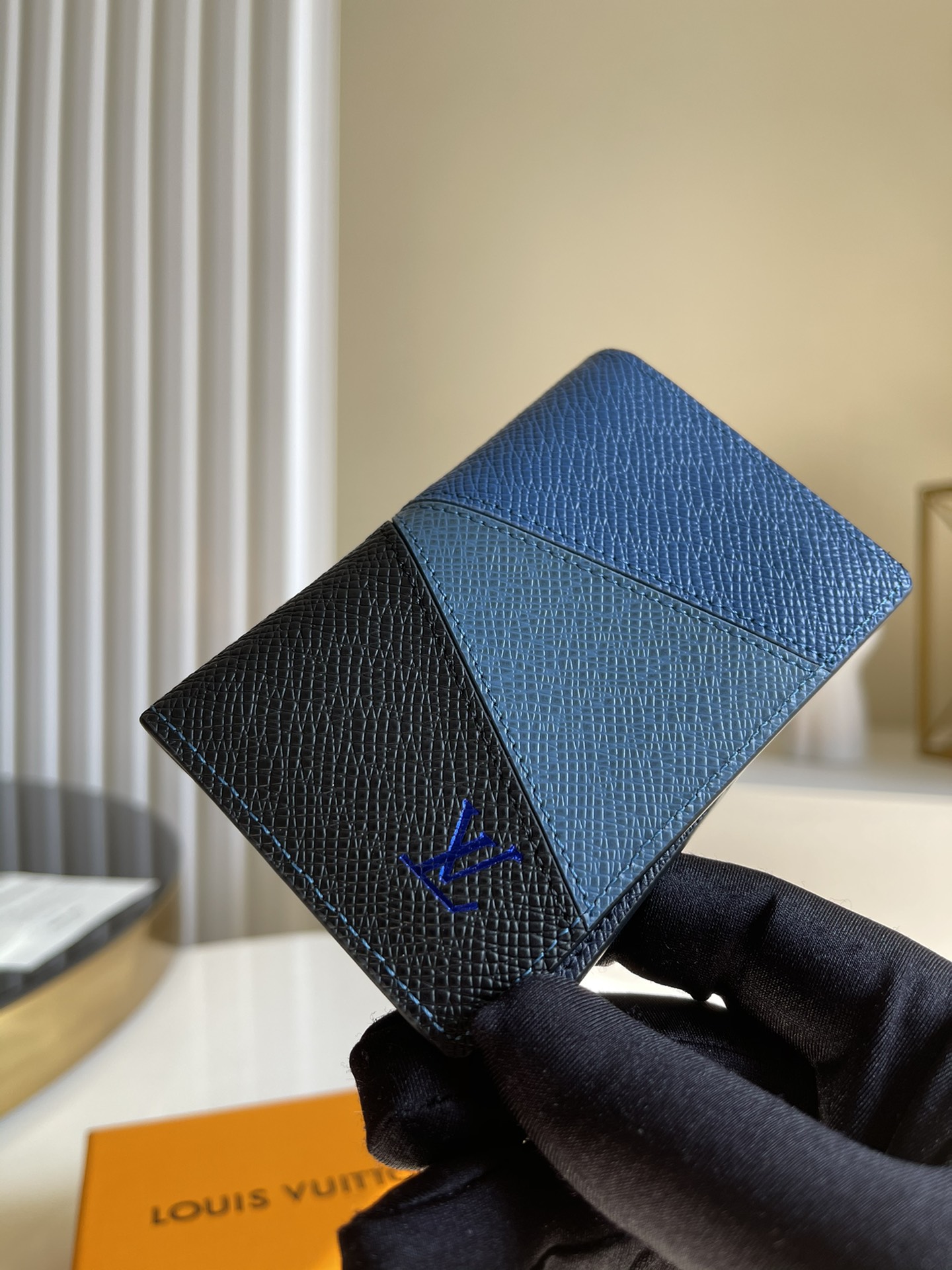 NO:396543,[Exclusive real photo M60502 cross-patterned blue/spun] New card bag This pocket wallet is made of novel leather inlay, making the exquisite embossed Taga leather spelled out with a V-shaped logo, bringing novel choices to classic enthusiasts, with card slots and banknotes and bill compartments. 8 x 11 x 1 cm a.,LV [original leather],louis vuitton19860909【独家实拍 M60502十字纹蓝/拼】新款卡包 本款口袋钱夹采用新颖皮革镶嵌细工,令精致压纹 Taga 皮革拼出v字标识,为经典爱好者带来新颖之选,内设卡位和纸钞及票据隔层.8 x 11 x 1 cm a.,LV【原厂皮】,louis vuitton,Bag