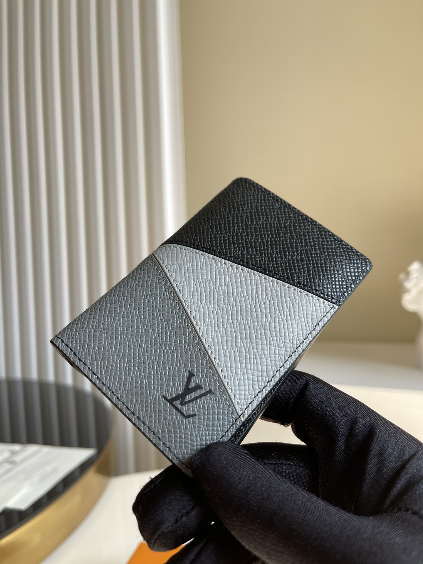 NO:396540,[Exclusive real photo M60502 cross-patterned black/spun] New card bag This pocket wallet is made of novel leather inlay, making the exquisite embossed Taga leather spelled out with a V-shaped logo, bringing novel choices to classic enthusiasts, with card slots and banknotes and bill compartments. 8 x 11 x 1 cm a.,LV [original leather],louis vuitton19860909【独家实拍 M60502十字纹黑/拼】新款卡包 本款口袋钱夹采用新颖皮革镶嵌细工,令精致压纹 Taga 皮革拼出v字标识,为经典爱好者带来新颖之选,内设卡位和纸钞及票据隔层.8 x 11 x 1 cm a.,LV【原厂皮】,louis vuitton,Bag