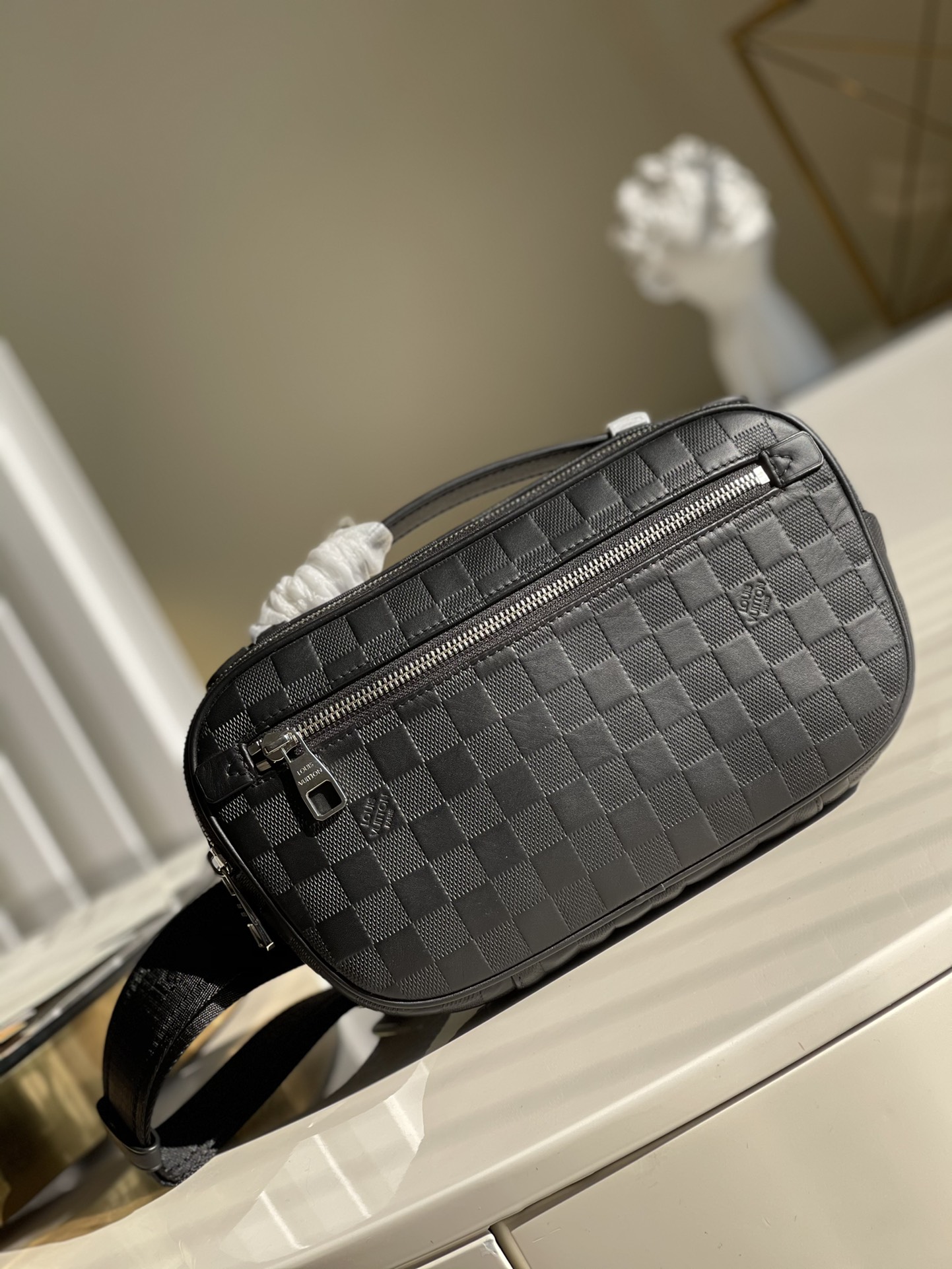 NO:396325,【Exclusive real photo N41288】Ambler waist bag The difference between the ordinary waist bag is that the Ambler waist bag has considerable capacity. The super soft Damier Infini leather makes it more charming. Size 29*19*5cm m.,LV [original leather],louis vuitton19860909【独家实拍N41288】Ambler腰包 与普通腰包不同的是 Ambler腰包的容量可观 超柔顺的 Damier Infini皮 令其更具魅力 尺寸29*19*5cm m.,LV【原厂皮】,louis vuitton,Bag