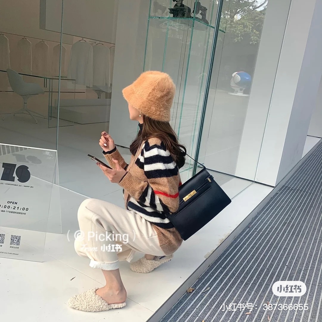 Ysl 𝑴𝒂𝒏𝒉𝒂𝒕𝒕𝒂𝒏 29CM曼哈顿法棍包 579271黑色牙签纹金扣