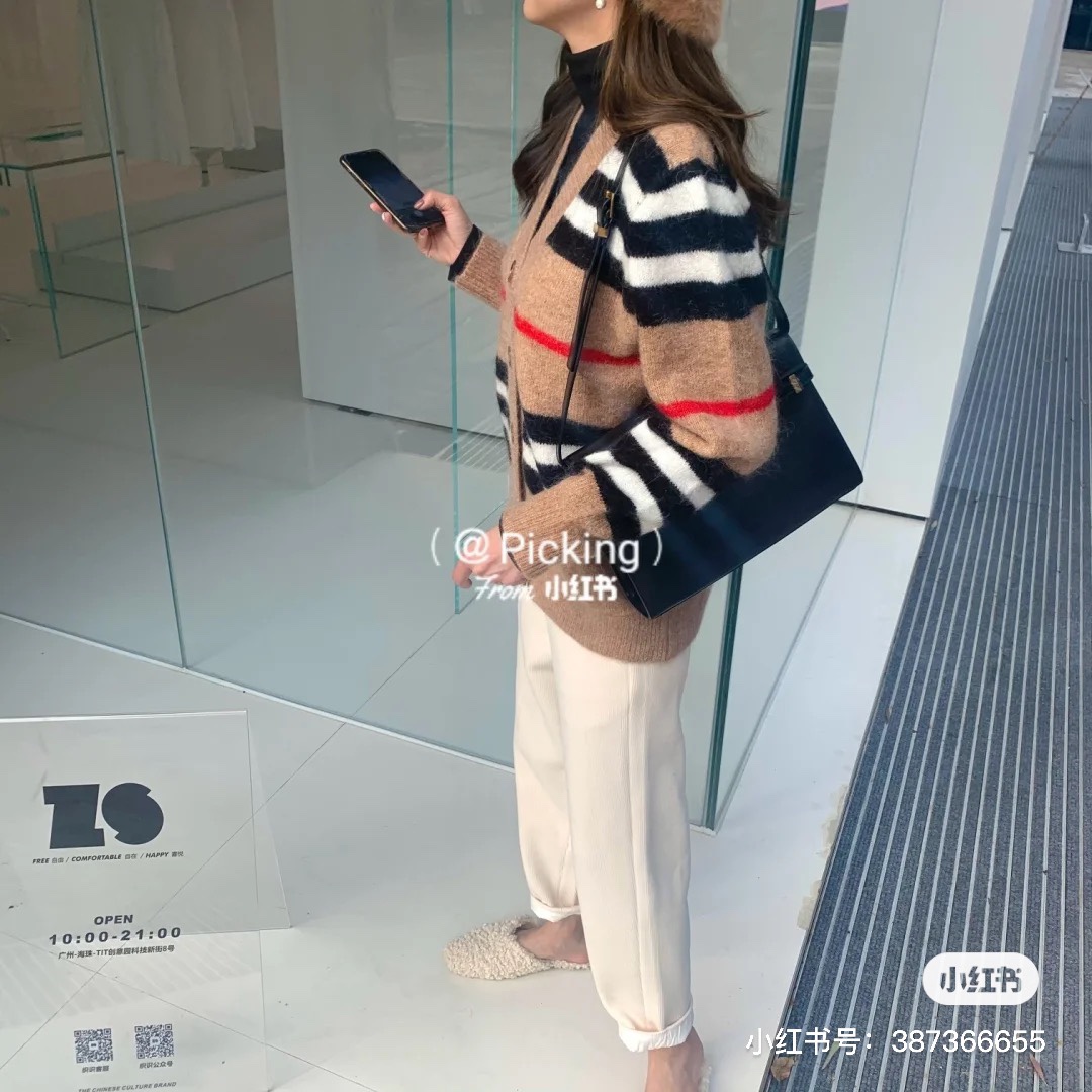 Ysl 𝑴𝒂𝒏𝒉𝒂𝒕𝒕𝒂𝒏 29CM曼哈顿法棍包 579271黑色牙签纹金扣