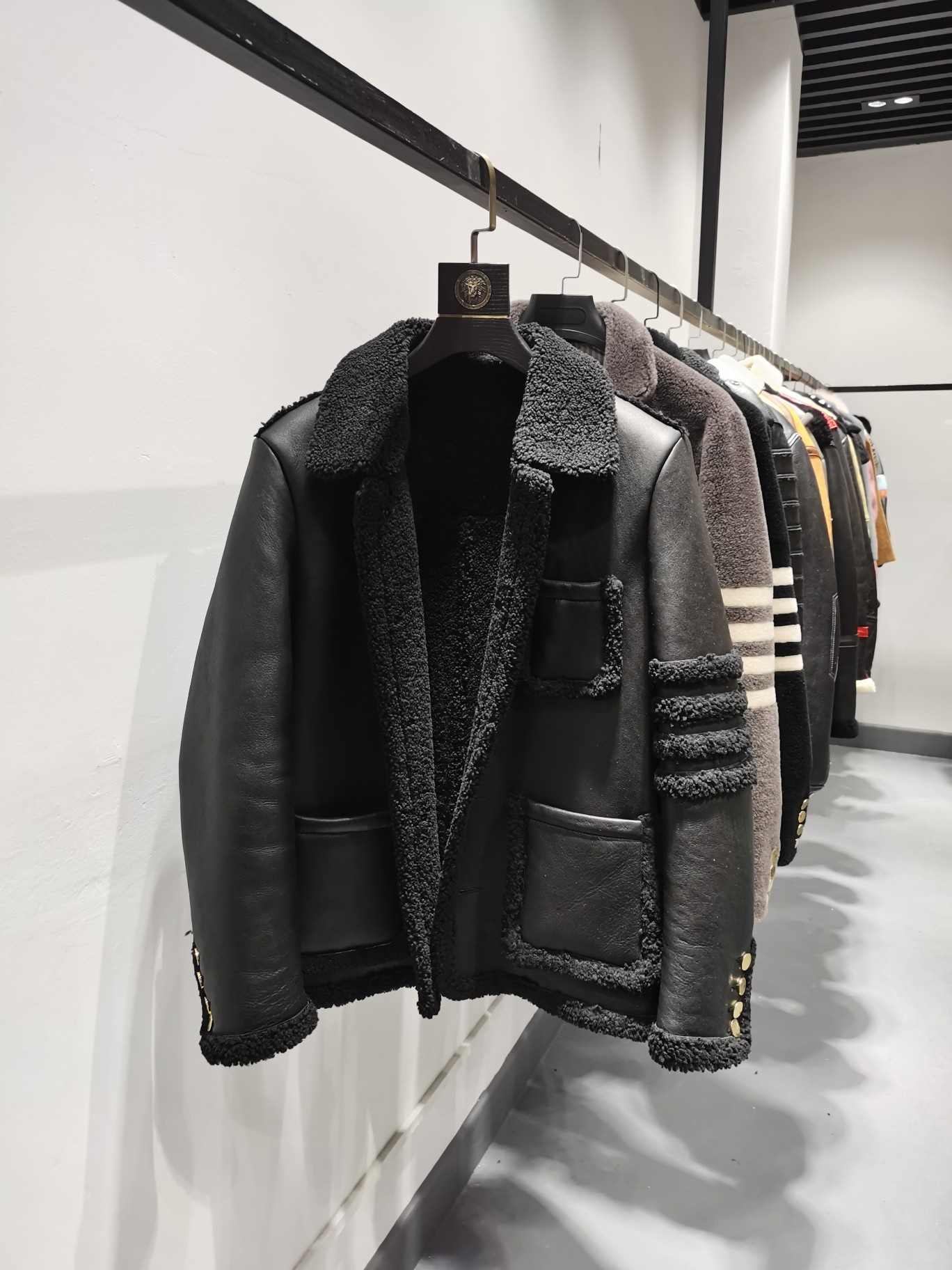 GAP 款号XK20278，TB2020FW 重工的美利奴皮毛一体 手工裘边的四条杠设计 进口皮胚 经得住-30度严寒的考验 不是太北方的地区仅需内搭短袖即可过冬 皮毛一体本身就是羽绒类单品保暖性的两倍 年轻化的设计对于搭配也很随意 黑白…