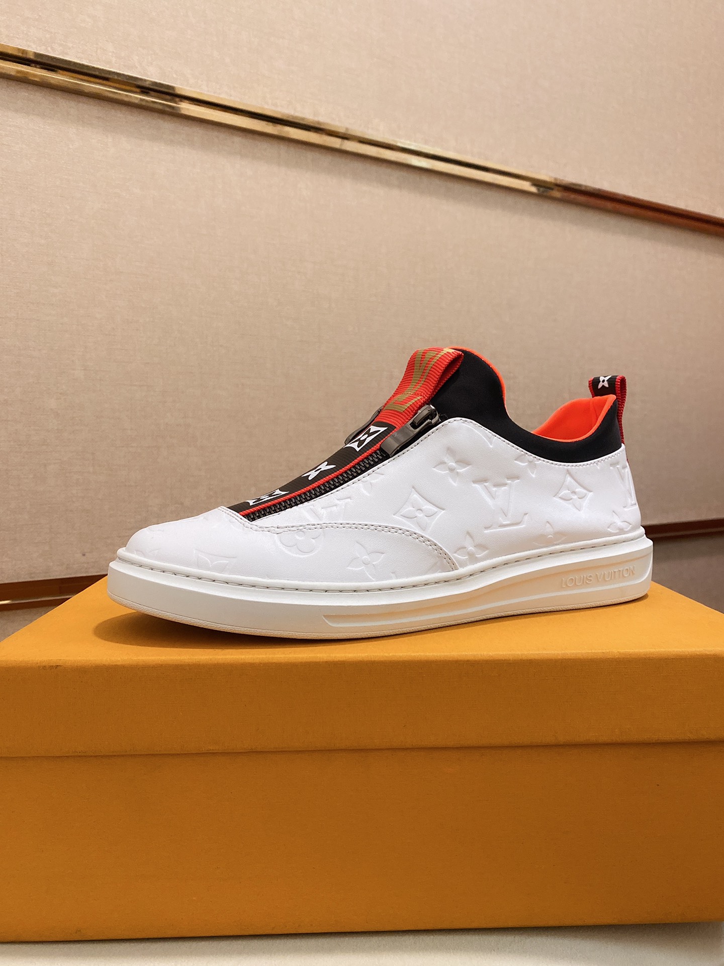 I5 Louis Vuitton LV 路易威登/LV休闲单鞋,专柜一比一 鞋面为进口牛皮 经典老花图案,内里采用羊皮,鞋底橡胶底耐磨防滑 高端大气 时尚休闲必备、38-44