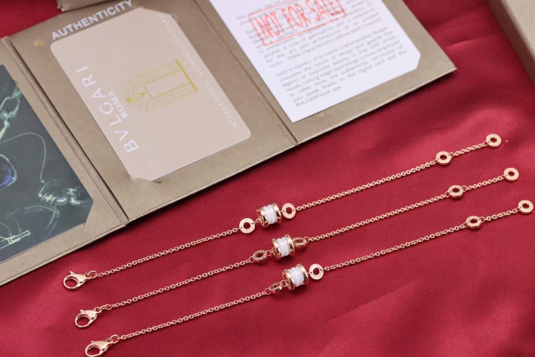 NO:102198,Bulgari Bvlgari Rose Gold Slim Waist White Ceramic Bracelet Df This bracelet uses high-end white ceramic to inlay Bulgari's most classic rose gold inlay. 925 sterling silver, real gold electroplated, adjustable. All the beauty starts slowly from the day I met you. Wearing this Bulgari Slim Waist Bracelet, the girl's heart is suddenly moved, and the appearance looks like a flower from a distance. Bulgari Bracelet, bottega veneta, bvlgari, bvlgari, bracelet, pure silver19860909宝格丽Bvlgari 玫瑰金小蛮腰白陶瓷手链 Df 这款手链以高级白陶瓷将宝格丽最经典的玫瑰金镶嵌.925纯银、真金电镀 可调节.所有的美好,从遇见你那天慢慢开始.戴上这款宝格丽小蛮腰手链,少女心一下子被打动了,外观远看像一朵花.,宝格丽手链,bottega veneta,bvlgari,bvlgari,bracelet,pure silver,Jewelry