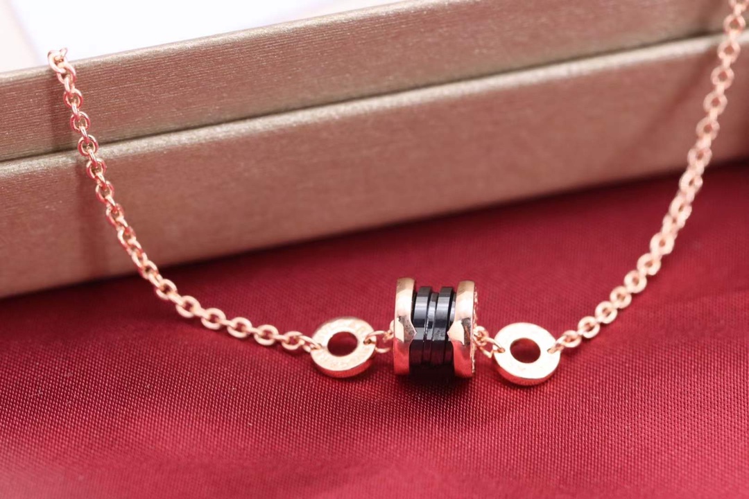 NO:103943,Bulgari Bvlgari rose gold slim waist black ceramic bracelet This bracelet uses high-end black ceramic to inlay Bulgari's most classic rose gold. 925 sterling silver, Bulgari bracelet, bottega veneta, bvlgari, bvlgari, bracelet, pure silver19860909宝格丽Bvlgari 玫瑰金小蛮腰黑陶瓷手链 这款手链以高级黑陶瓷将宝格丽最经典的玫瑰金镶嵌.925纯银,宝格丽手链,bottega veneta,bvlgari,bvlgari,bracelet,pure silver,Jewelry