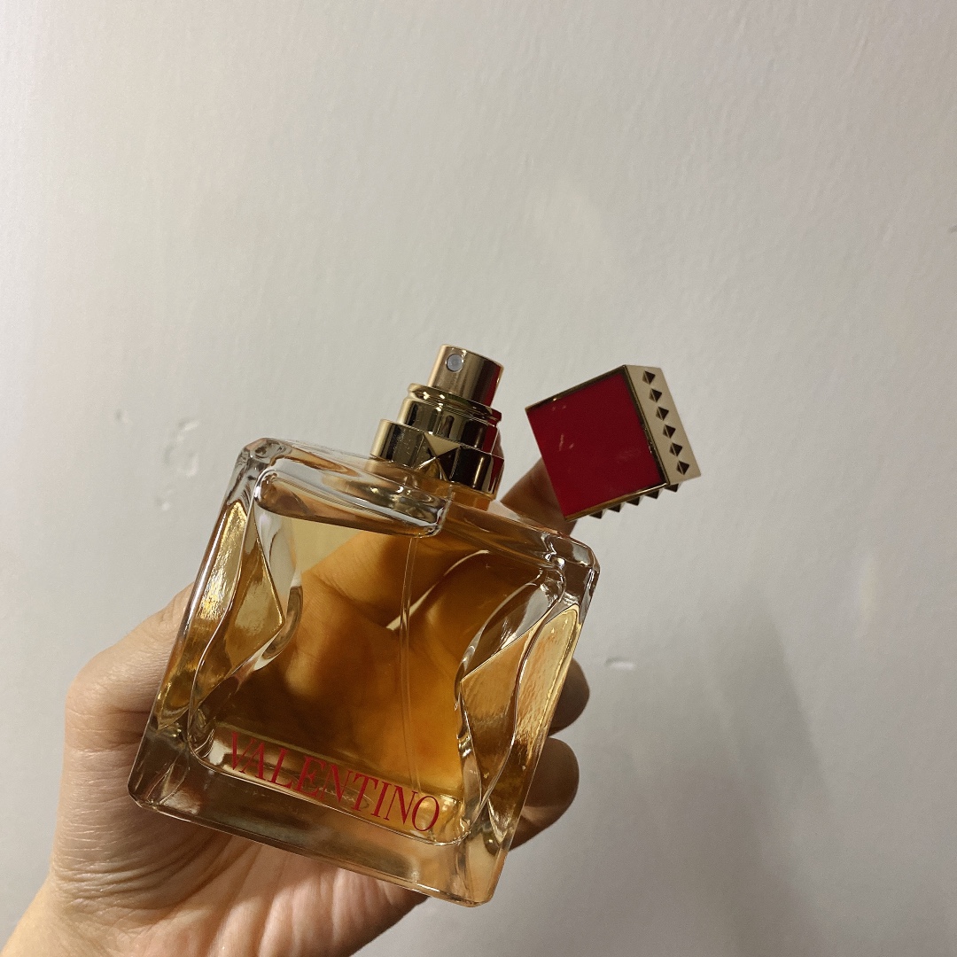 95包邮💰💰💰华伦天奴新品gaga代言voce viva女士浓香水100ml
新香以优雅的透明玻璃瓶，并带有标志性的
Valentino rockstud细节呈现。旨在将声音与
香水的气味并行，香水就像声音一样，是个性
的体现，以此体现女性的多层气质。香调整体
带来了花香、木质和新鲜甜美元素构成的三层
香气。
前调：香柠檬、橘子
中调：橙花、栀子花
后调：水晶苔藓、香草、麝香、檀木