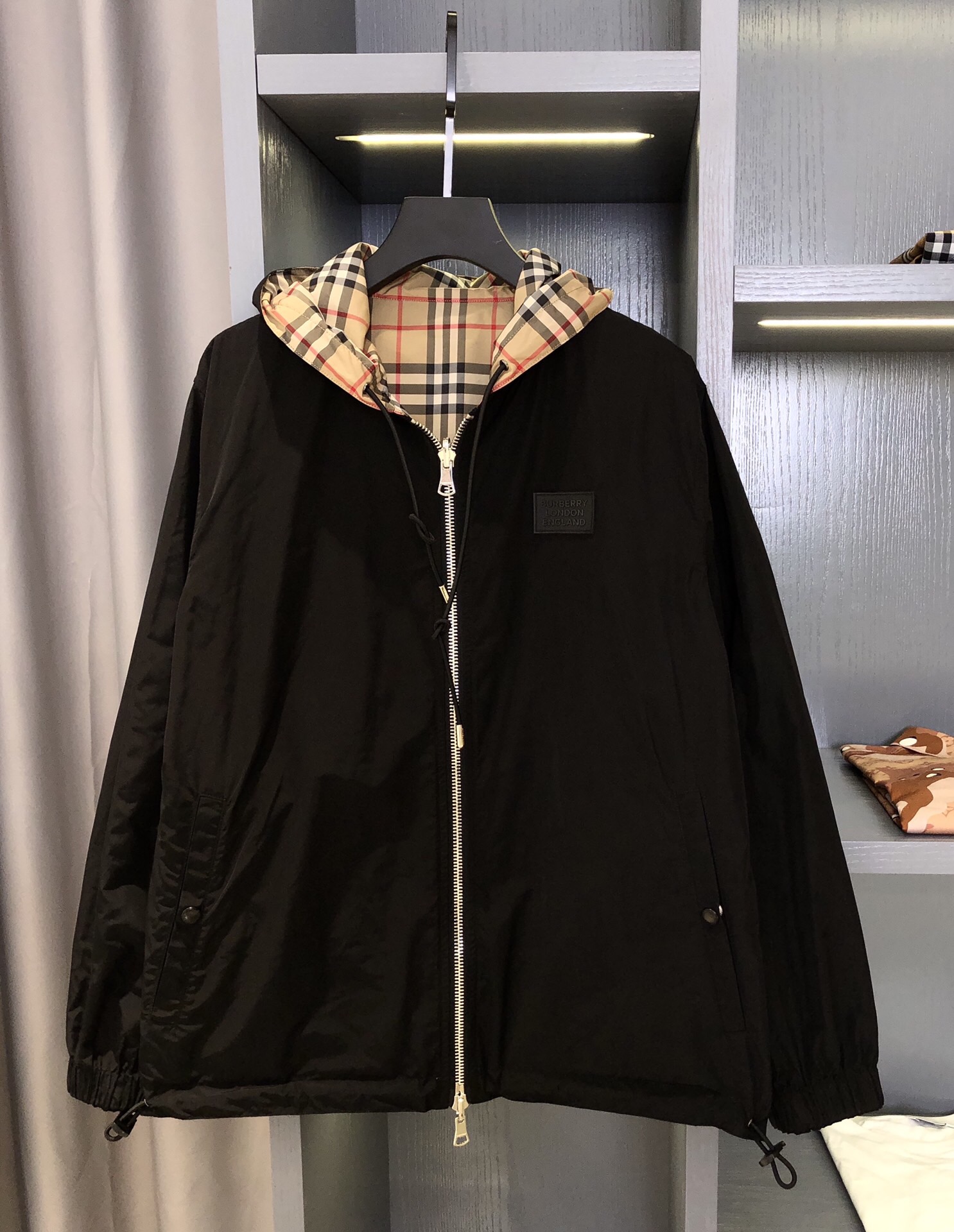 NO:954512,Double-sided and reversible Vintage plaid recycled polyester fiber jacket [BUR's top product, a treasure of the store] [ready in stock in seconds] Our autumn and winter styles are finally hot online this year, and the sports jacket is coming. The counter price is 10,000, and the official website is facing the point of being sold out. You can imagine how popular this sports jacket is!  High-end outdoor sports and leisure series, very hot sports trend!  BUR's ace channel kills all versions on the market. It can only be said that it is not of the same level at all. Regardless of the material, detail restoration and craftsmanship, it is not afraid of any challenges, just to provide everyone with excellent products. A lightweight hooded jacket, decorated with a logo pattern on the front, and the most classic and recognizable plaid design on the back, which is still a neat pair of plaids!  It perfectly demonstrates the presence of the BUR brand. It is highly recognizable and has a loose, dropped-shoulder design. It can not only block the sun for you in the hot summer!  It prevents ultraviolet rays from tanning the skin and is perfectly breathable and quick-drying!  It’s also rainproof and windproof in winter so you don’t have to worry about traveling!  Every bit is very unique, waterproof, sunproof, windproof, lightweight, extreme quality, and gorgeous details!  !  The upper body naturally has that kind of generous and simple beauty, which brings out the exquisite and stylish high-end atmosphere. Both the recognition and personality are very good. It can be easily worn to show the pursuit of fashion by young ladies and brothers!  !  Made of Vintage plaid fabric made of recycled polyester fiber yarn; the reverse side is made of solid color ECONYL, ECONYL  It is a sustainable nylon fabric made from recycled fishing nets, fabric waste and industrial plastics. It has certain waterproof properties and can be worn on both sides. One piece is equal to two pieces, and the loose version is more suitable for outdoor sports in autumn and winter. The matching effect is also perfect, and it perfectly meets the needs of various wearing occasions. It is extremely extraordinary, the grade and charm are extremely outstanding, and it can also highlight the brand specifications and your pursuit of fashion!  !  Needless to say, it’s a good thing. If you miss it, it will be your last song. I look forward to your fans’ perfect performance!  !  The sizes are M~3XL,,burberry,jackets & coats,jackets & coats,hats,19860909双面两穿 Vintage 格纹再生聚酯纤维外套【BUR王牌尖货,镇店之宝】【现货秒发】 我们家今年秋冬款终于火热上线了,运动夹克重磅来袭,柜台售价一万,官网面临着售罄的地步可想而知这款运动冲锋衣有多火爆！高端户外运动休闲系列,非常火热运动风潮！ BUR王牌渠道 秒杀市面上一切版本 只能说根本就不是一个级别的存在 不管是材质还是细节还原度以及工艺制作方面 不惧任何挑战,只为给大家奉献绝妙产物 轻便连帽外套,正面装饰徽标logo图案,反面采用了最经典最有识辨度的格纹设计,依然是格纹对的整整齐齐的！完美的彰显了BUR品牌的存在感,极具辨识度搭配宽松落肩版型效果设计 在炎热夏天不仅能为你阻挡太阳！不让紫外线晒黑皮肤、更能完美透气速干！冬天也能防雨防风让你无惧出行！每一处都是非常独特的,防水,防晒,防风,轻便,品质极端,细节华丽！！上身自然而然的具备那种大方简约之美 衬托出精致有型的高档气息感 无论辨识度还是个性感都是非常的到位 轻松穿搭出小姐姐小哥哥对于时尚的追求！！ 配置了再生聚酯纤维纱线制成的 Vintage 复古格纹面料打造；反面采用纯色 ECONYL 打造,ECONYL 是由再生的渔网、织物废料和工业塑料制成的可持续尼龙面料.具有一定的防水性能,可双面穿一件等于两件,且宽松的版型比较适合秋冬外出运动,搭配方面也是完美穿搭效果,完美的符合各种穿搭场合的所需.极为非凡,档次与魅力更是极为的出色亮眼,更能够彰显品牌规格与你对于时尚的追求！！ 好物无需多言,错过便是绝唱,期待各位粉丝的完美演绎！！ 码数分别是M~3XL,,burberry,jackets & coats,jackets & coats,hats,,Men's clothing