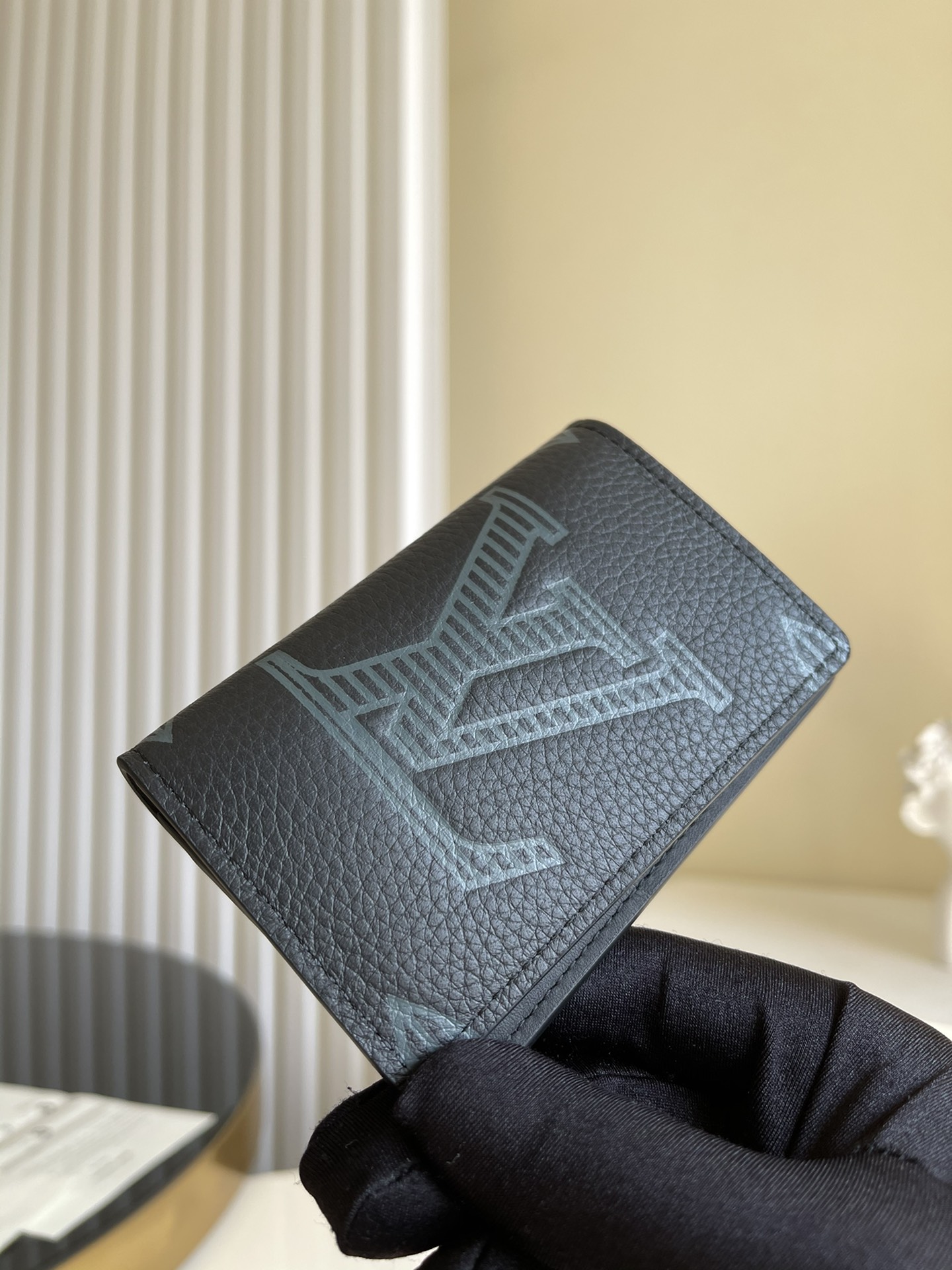 NO:396532,[Exclusive real-life M80038] model!  It is made of black Tolion shadow leather with an embossed pattern with an extra-large exclusive logo pattern. Slim and functional accessories. Compact and lightweight design, equipped with multiple pockets and slots. Size: 8 x 11 x 1 cm L.,LV [original leather],louis vuitton19860909【独家实拍M80038】款！采用黑色的托吕雍阴影皮革材质,上面印有超大专属标识图案的浮雕图案.纤薄又功能性的配饰.紧凑轻便的设计,配备多个口袋和卡槽.尺寸: 8 x 11 x 1 cm L.,LV【原厂皮】,louis vuitton,Bag