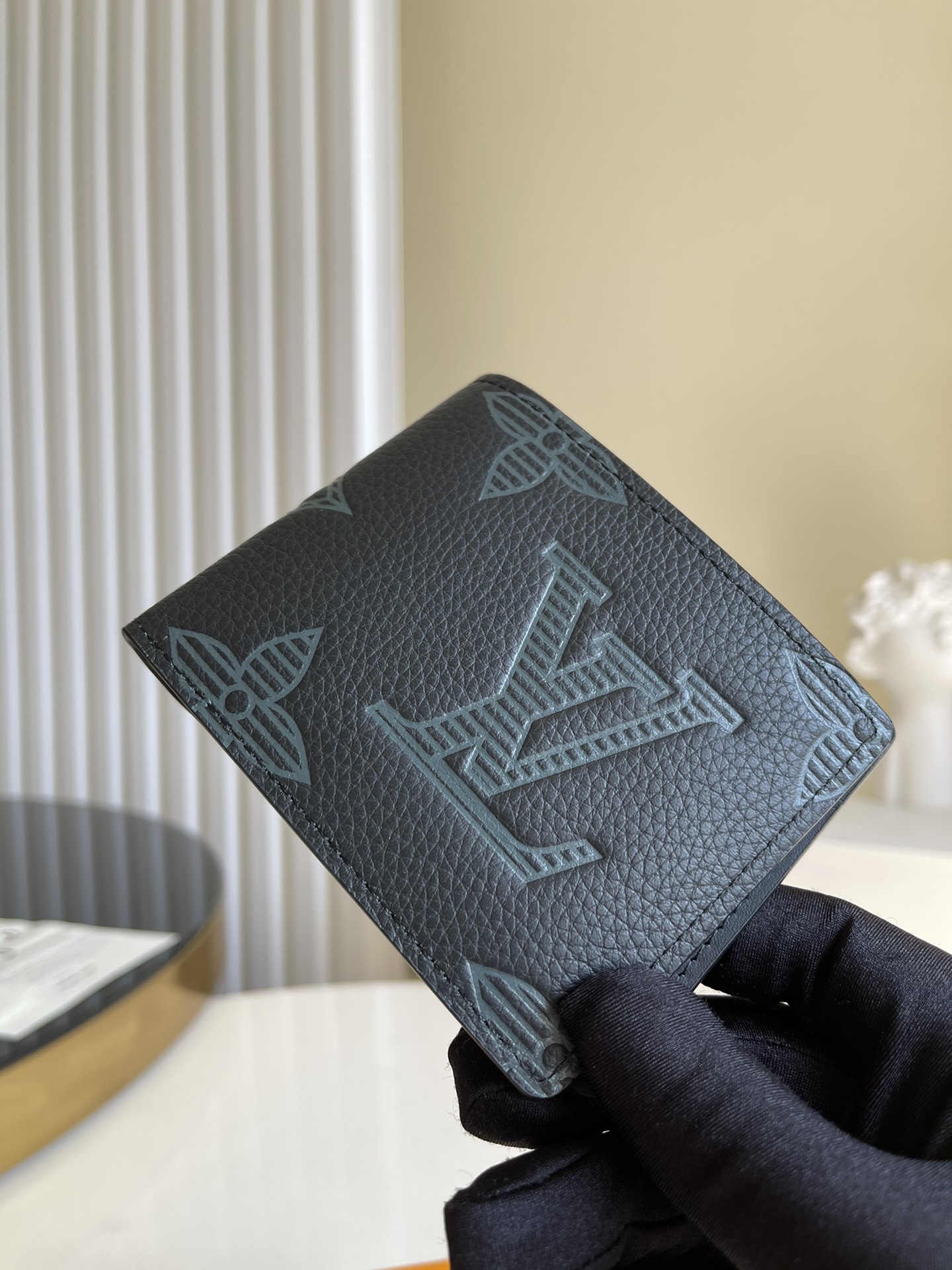 NO:396530,[Exclusive real-life M80039] model!  It is made of black Tolion shadow leather with a large and exclusive embossed pattern printed on it. Slim and functional accessories. Compact and lightweight design, equipped with multiple pockets and slots. Size: 11.5 x 9 x 1.5 cm L.,LV [original leather],louis vuitton19860909【独家实拍M80039】款！采用黑色的托吕雍阴影皮革材质,上面印有超大专属标识图案的浮雕图案.纤薄又功能性的配饰.紧凑轻便的设计,配备多个口袋和卡槽.尺寸: 11.5 x 9 x 1.5 cm L.,LV【原厂皮】,louis vuitton,Bag