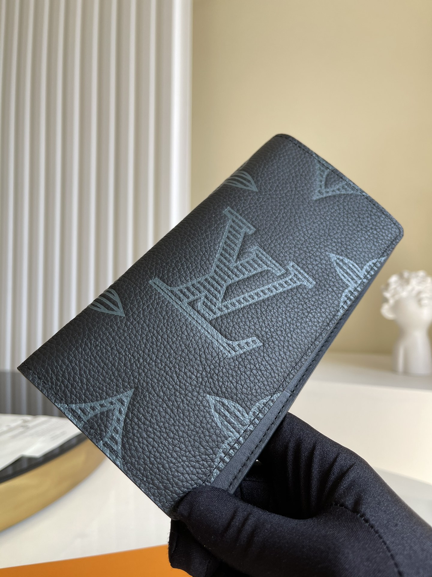 NO:396528,[Exclusive real-life M80042] model!  Brazza Wallet, a Tolion eye shadow leather material, exhibited in the spring and summer pre-collection. The front of the bold LV is engraved with reliefs... Fashionable men's singles that can store coins, cards, banknotes and other personal belongings. Compact design into the jacket's chest pocket. Size: 10 x 19 x 2 cm L.,LV [original leather], louis vuitton19860909【独家实拍M80042】款！春夏预收藏中展出的托吕雍眼影皮革材质的布拉扎·华利特.用浮雕刻上交织字母和大胆的LV的正面...可收纳硬币、卡片、纸币等随身物品的时尚男士单品.进入茄克的胸口袋的紧凑的设计.尺寸: 10 x 19 x 2 cm L.,LV【原厂皮】,louis vuitton,Bag