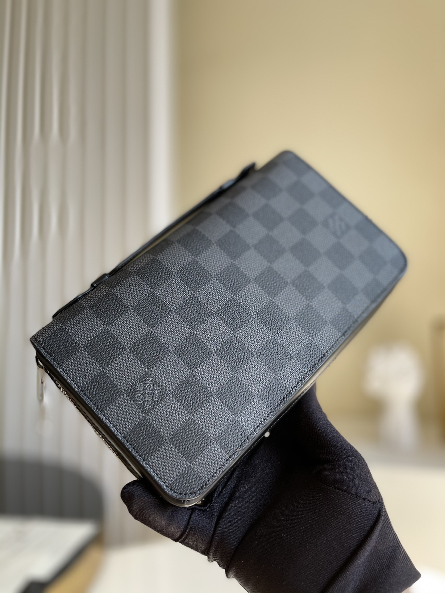 NO:396526,[Exclusive real photo N41503 Black Grid] This extremely practical large wallet is comparable to a small bag in capacity. It is equipped with a special pocket for smartphones, which can also accommodate keys, passports, credit cards and cash. It is made of plaid canvas material and is equipped with a handle for easy handling, showing mature and elegant style. Size 22x13.5x4cm l.420, LV [original leather], louis vuitton19860909【独家实拍N41503黑格】此款极为实用的大号钱夹在容量上足可与小包袋相媲美.配有智能手机专用口袋,另可容纳钥匙、护照、信用卡与现金.采用格纹帆布材质,另配手柄,方便手提,彰显成熟优雅风格.尺寸22x13.5x4cm l.420,LV【原厂皮】,louis vuitton,Bag