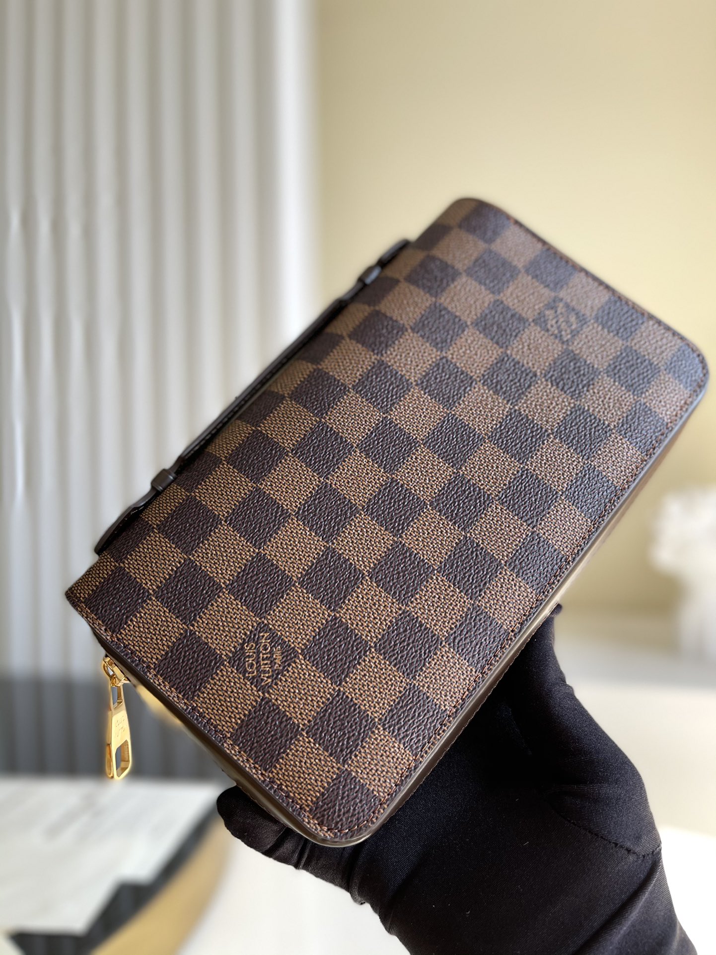 NO:396524,[Exclusive real-life N41503 coffee grid] This extremely practical large-sized wallet is comparable to a small bag in capacity. It is equipped with a special pocket for smartphones, which can also accommodate keys, passports, credit cards and cash. It is made of plaid canvas material and is equipped with a handle for easy handling, showing mature and elegant style. Size 22x13.5x4cm l.420, LV [original leather], louis vuitton19860909【独家实拍N41503咖啡格】此款极为实用的大号钱夹在容量上足可与小包袋相媲美.配有智能手机专用口袋,另可容纳钥匙、护照、信用卡与现金.采用格纹帆布材质,另配手柄,方便手提,彰显成熟优雅风格.尺寸22x13.5x4cm l.420,LV【原厂皮】,louis vuitton,Bag