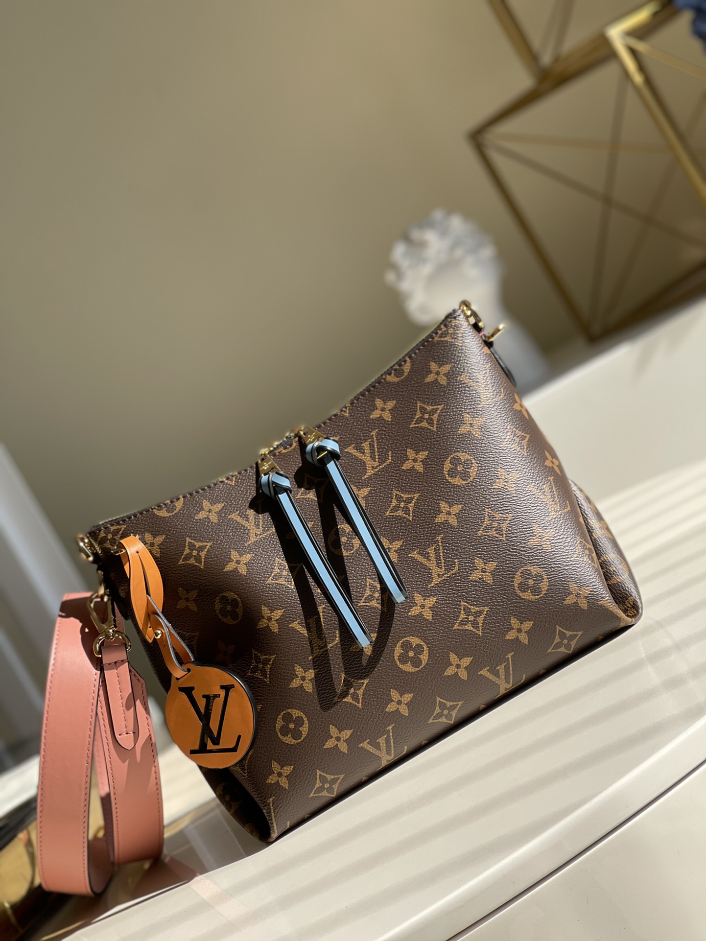 NO:396522,【Exclusive real shot M55090】Woven BEAUBOURG HOBO mini handbag Beaubourg Hobo mini handbag outlines solid lines with Monogram canvas, the top braided handle reveals the 2019 autumn style, and hand-made side dyeing highlights the craftsmanship of Louis Vuitton. LV bag decoration conveys elegant charm. 25.0x 21.0x 15.0 cm y.700,LV [original leather],louis vuitton,louis vuitton19860909【独家实拍M55090】编织BEAUBOURG HOBO 迷你手袋 Beaubourg Hobo 迷你手袋以 Monogram 帆布勾勒敦实线条,顶部编织手柄显露 2019 秋季风采,手工边染彰显路易威登的工艺. LV 包饰传递雅致韵味.25.0x 21.0x 15.0 cm y.700,LV【原厂皮】,louis vuitton,louis vuitton,Bag