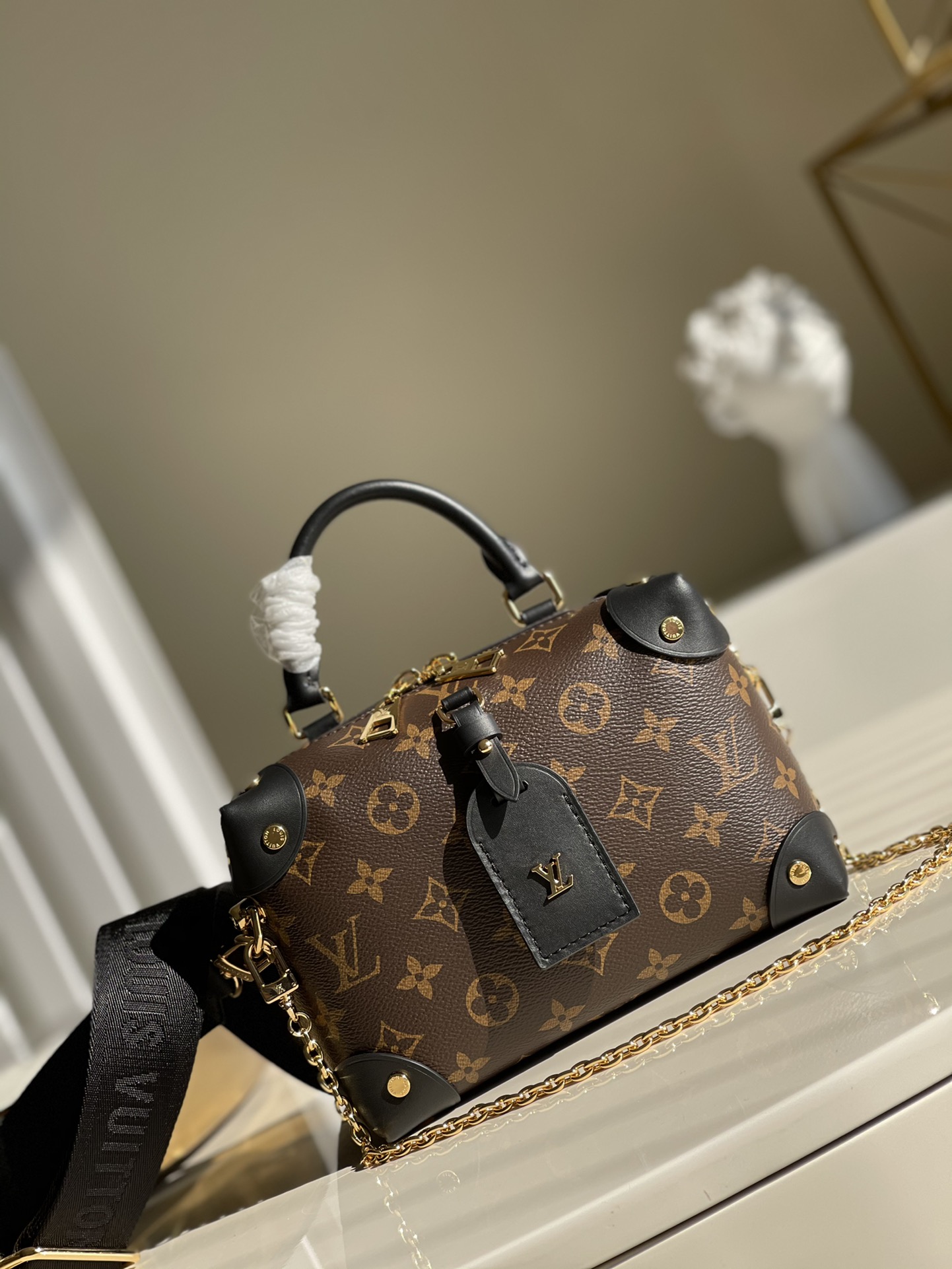 NO:396520,【Exclusive real shot M45571】Petite Malle Souple handbags are made of Monogram canvas, blended with rivet leather corners and leather brand, telling the tradition of Louis Vuitton's box making, paired with nautical chains, Louis Vuitton Malletier embroidery and removable wide shoulder straps. Size 20.0 x 14.0 x 7.5 cm F.,LV [original leather],louis vuitton,louis vuitton,louis vuitton,louis vuitton,louis vuitton.19860909【独家实拍M45571】对版钢五金 内里Petite Malle Souple 手袋取材 Monogram 帆布,融入铆钉皮革边角和皮革名牌,将路易威登的制箱传承娓娓道来,搭配航海风格链条、Louis Vuitton Malletier 刺绣和可拆卸宽幅肩带.尺寸20.0 x 14.0 x 7.5 厘米 F.,LV【原厂皮】,louis vuitton,louis vuitton,louis vuitton,Bag