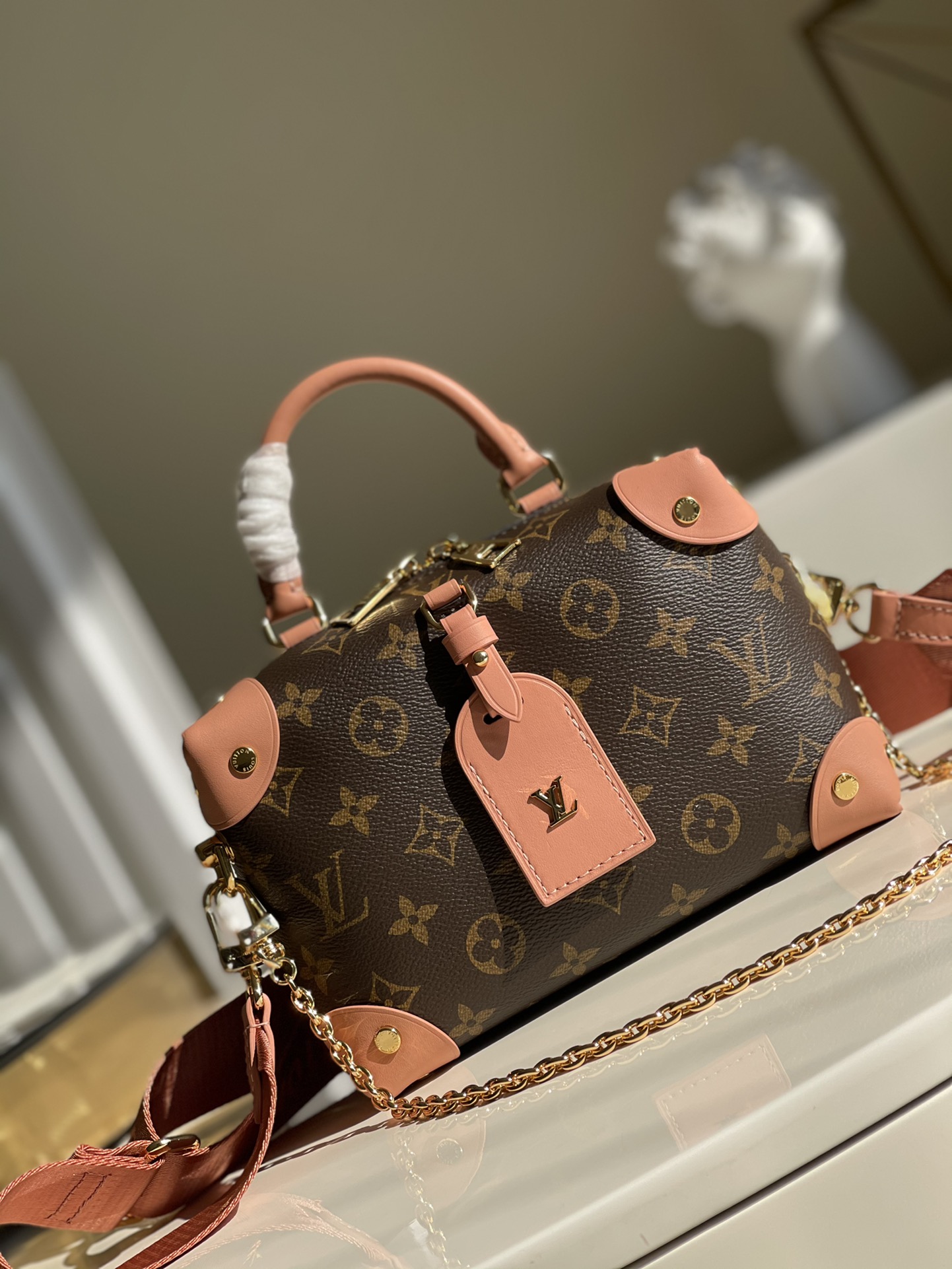 NO:396518,【Exclusive real shot M45531】Petite Malle Souple handbags are made of Monogram canvas, blended with rivet leather corners and leather brand, telling the tradition of Louis Vuitton's box making, paired with nautical chains, Louis Vuitton Malletier embroidery and removable wide shoulder straps. Size 20.0 x 14.0 x 7.5 cm F.,LV [original leather],louis vuitton,louis vuitton,louis vuitton,louis vuitton,louis vuitton.19860909【独家实拍M45531】对版钢五金 内里Petite Malle Souple 手袋取材 Monogram 帆布,融入铆钉皮革边角和皮革名牌,将路易威登的制箱传承娓娓道来,搭配航海风格链条、Louis Vuitton Malletier 刺绣和可拆卸宽幅肩带.尺寸20.0 x 14.0 x 7.5 厘米 F.,LV【原厂皮】,louis vuitton,louis vuitton,louis vuitton,Bag