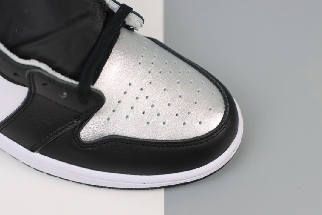 300  Air Jordan 1 High OG WMNS “Silver Toe” AJ1乔丹一代中帮经典复古文化休闲运动篮球鞋 黑银 CD0461-001