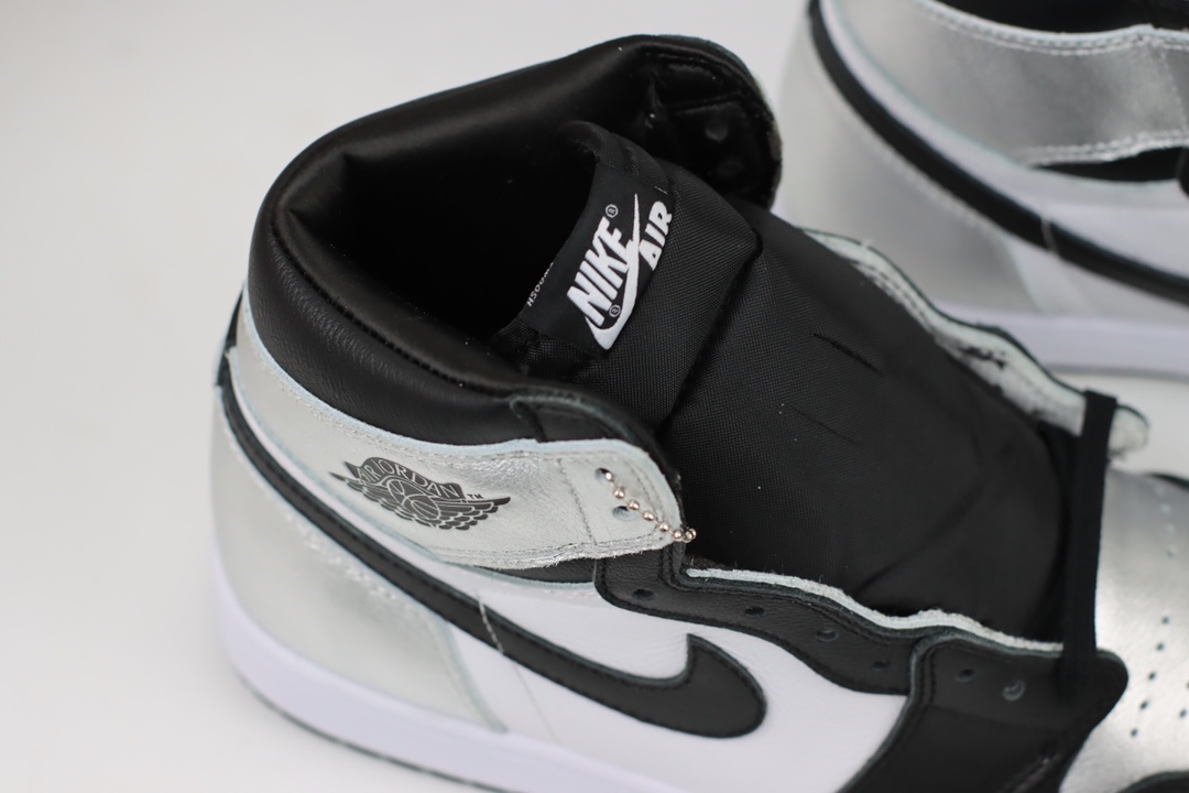300  Air Jordan 1 High OG WMNS “Silver Toe” AJ1乔丹一代中帮经典复古文化休闲运动篮球鞋 黑银 CD0461-001