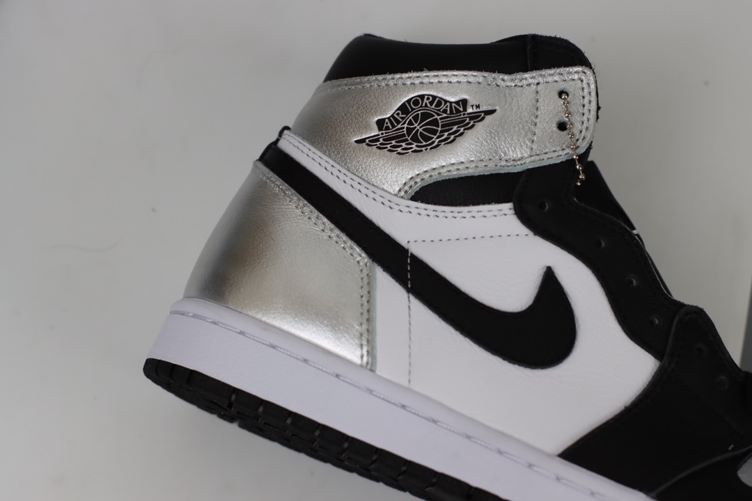 300  Air Jordan 1 High OG WMNS “Silver Toe” AJ1乔丹一代中帮经典复古文化休闲运动篮球鞋 黑银 CD0461-001