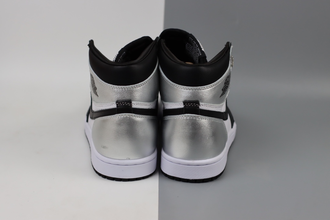 300  Air Jordan 1 High OG WMNS “Silver Toe” AJ1乔丹一代中帮经典复古文化休闲运动篮球鞋 黑银 CD0461-001