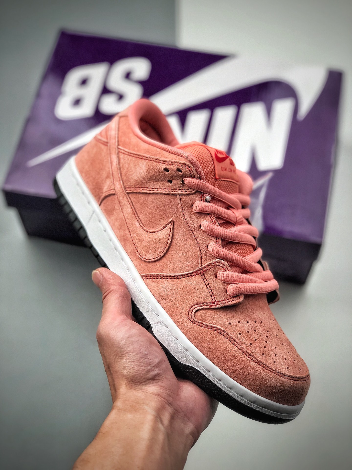 NIKE SB Dunk Low “Pink” rosa, parte superior de gamuza y adornos rojos, fotos reales de estreno. Esta edición, llamada …