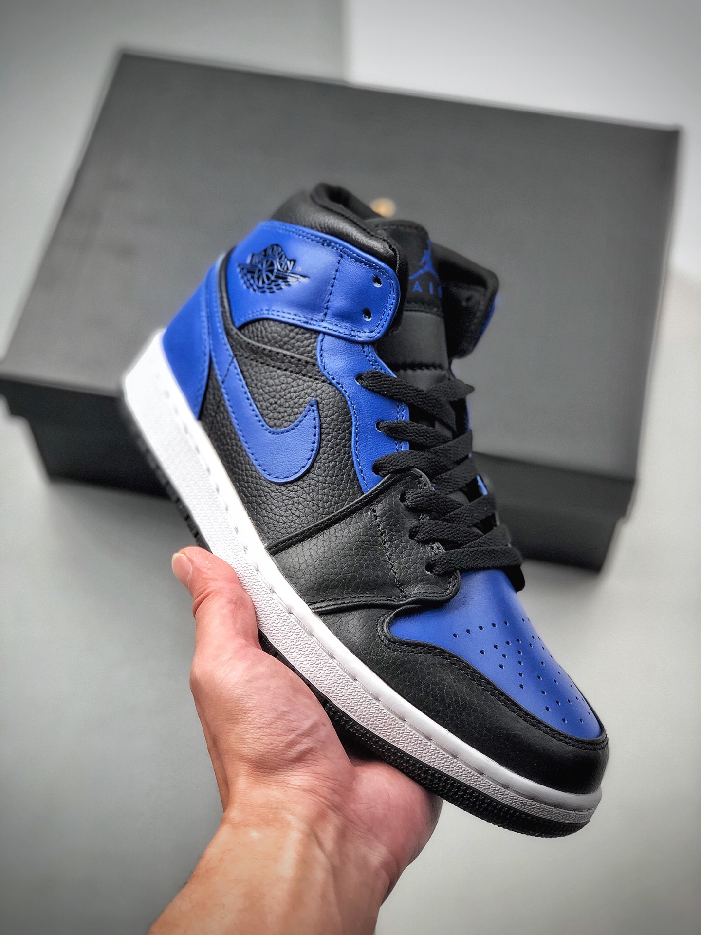 Air Jordan 1 Mid "Hyper Royal" azul real, zapatillas casuales de caña media AJ1 Jordan 1. En el mismo rango de precios …