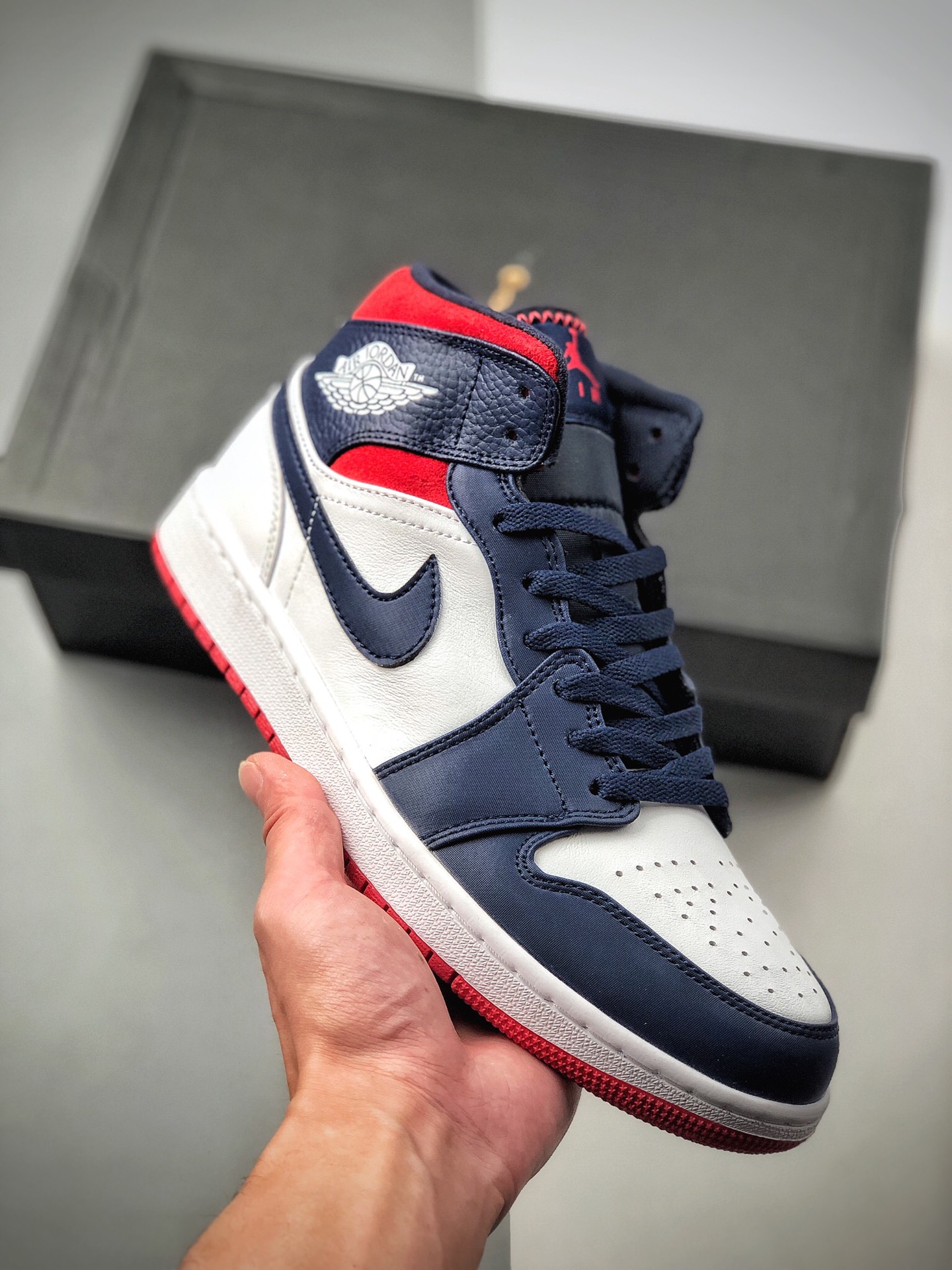 Air Jordan 1 Mid USA, azul, rojo y blanco. Jordan Brand ha lanzado una nueva combinación de colores con el tema "USA". …