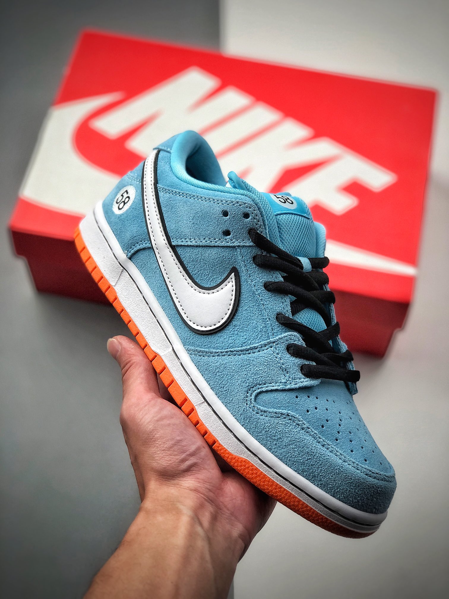 WE CLUB 58 x NIKE SB Dunk Low Pro"Club 58 Gulf"扣篮系列低帮休闲运动滑板板鞋“麂皮浅海蓝白58”鞋款设计灵感来源于海湾赛车队，此次 SB 与 WE CLUB 58再度携手，双方将呈上全新 SB…
