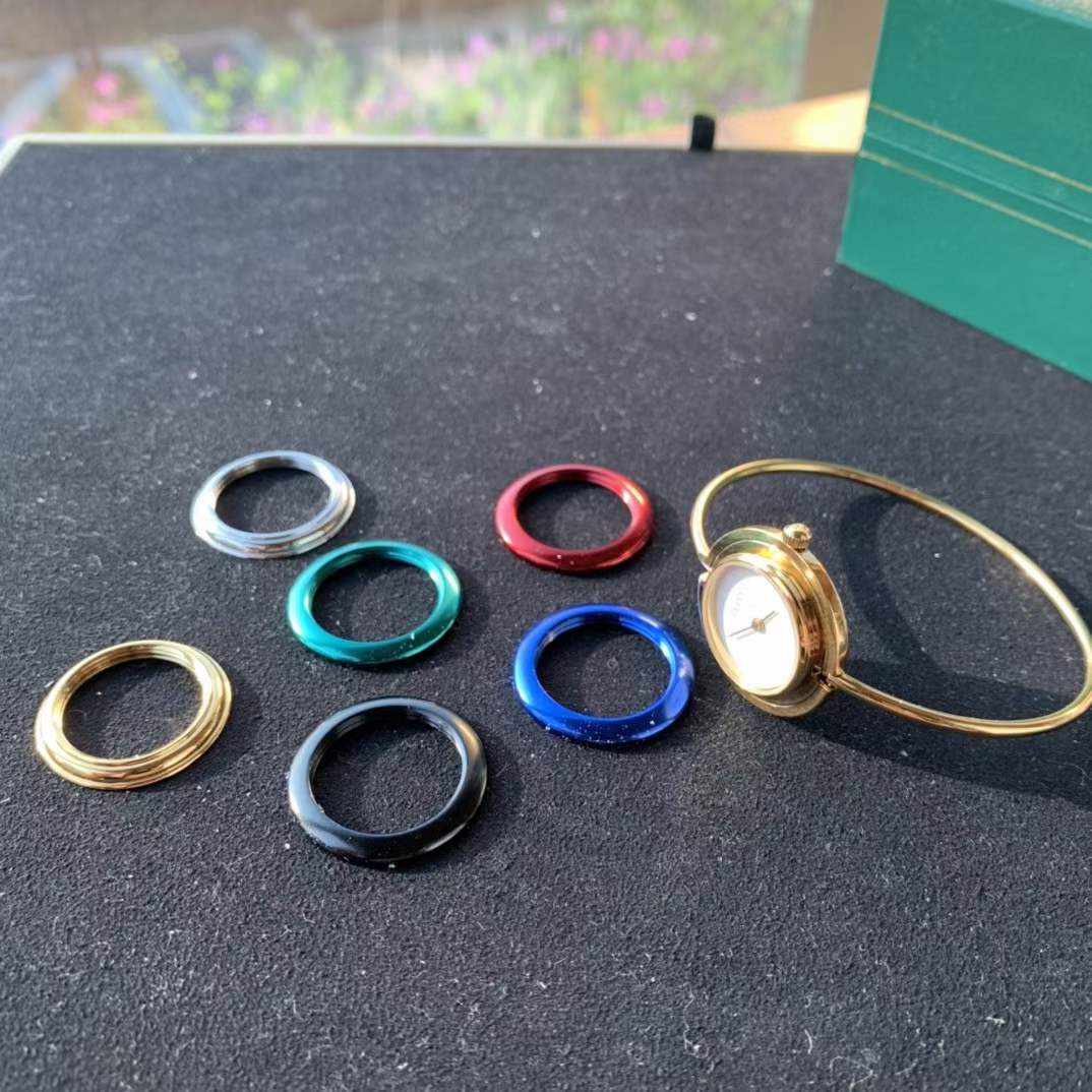 Unknown 去中古店买过东西的人都知道在中古店里经常会有意想不到的惊喜出现 这里的东西都是非常特别的