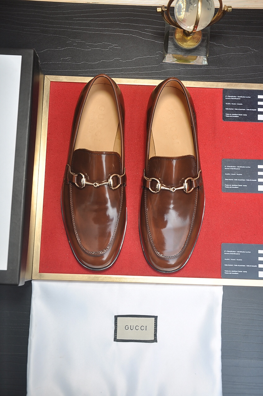 NO:347675,Italy's top luxury men's shoes giant (GUCCI) (GUCCI) (full cowhide inner lining) new model has an original European style that is pleasing to the eye to make the shoes more durable and undeformed. It continues to use traditional methods, but there are still many innovative leather choices for original sheepskin. It is smooth and natural and extra bright. It is made of imported cowhide. The first choice of the rich is 38-45 (customized by 45), gucci, cowhide, sheepskin19860909意大利顶级奢侈男鞋巨头(GUCCI)（古奇）（全牛皮内里）新款报到原汁原味的欧式风格 赏心悦目为了让鞋子更加耐用不变形制作继续沿用传统做法 但仍然不乏创新皮质上选择原版羊皮 流畅自然 并格外光亮进口牛皮制作而成 土豪的第一选择 38-45(45定做),,gucci,cowhide,sheepskin,Men's shoes