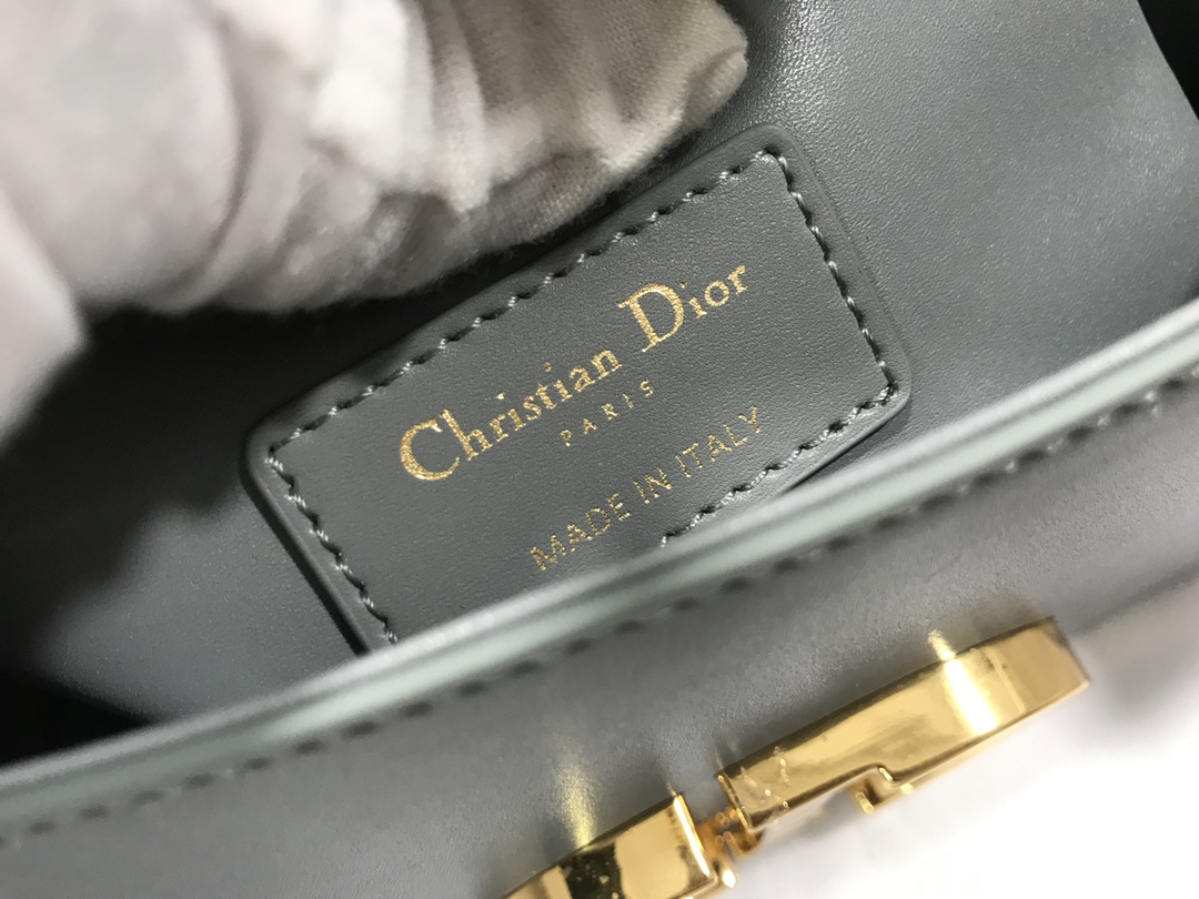 迪奥Dior顶级进口原厂牛皮️️盒子包平纹30Montaigne精巧的手袋采用光面牛皮革精心制作打造优雅